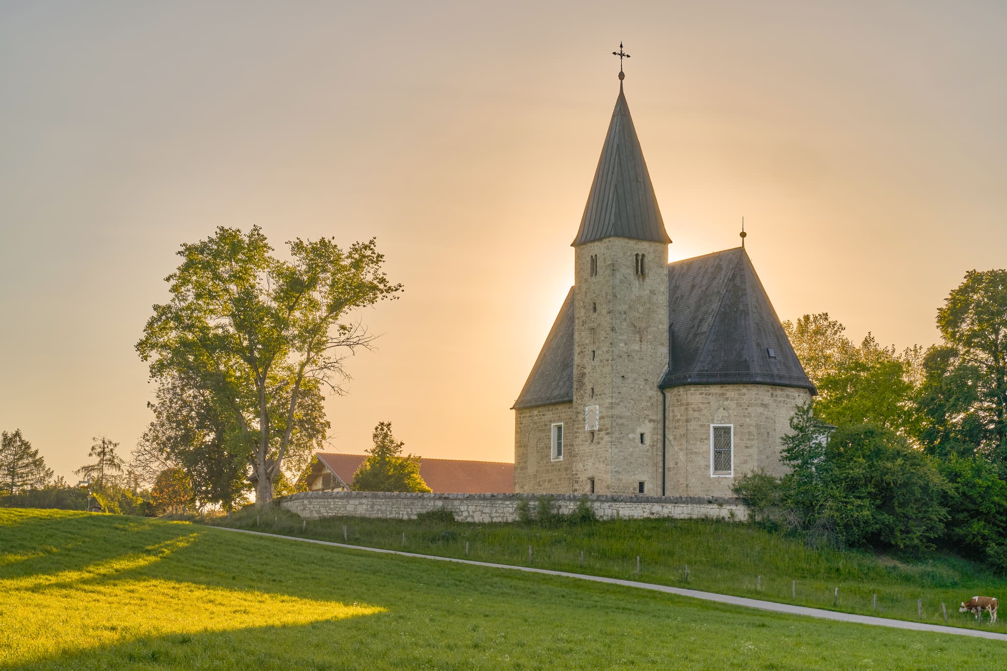 Kirche St. Pankratius in Meggenthal, Tittmoning, Landkreis Traunstein, Oberbayern, Chiemgau, Deutschland. Historisches Bauwerk in idyllischer Landschaft.