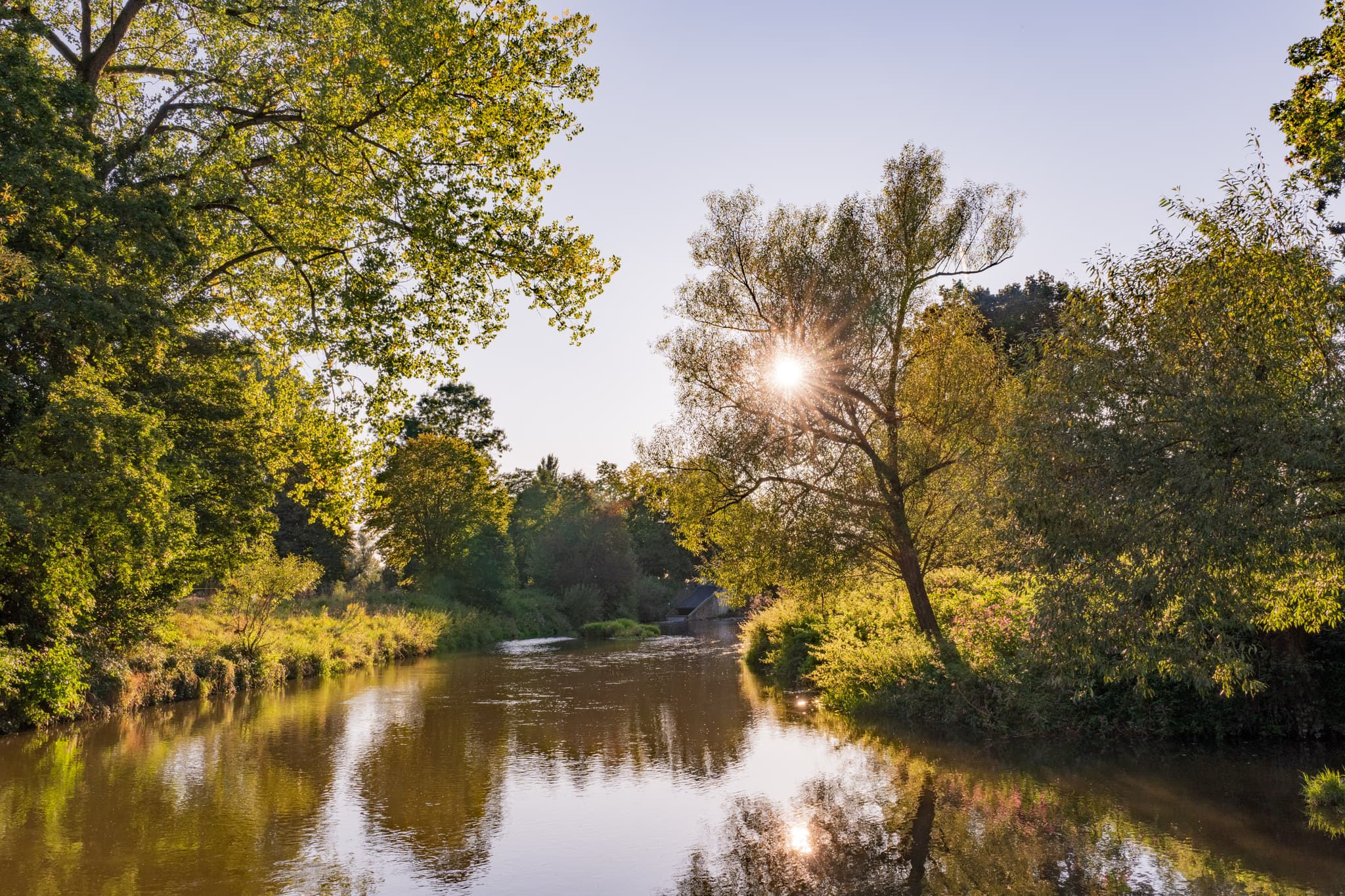 Landschaft am Golfplatz, Rott Landschaft nahe Postmünster, Landkreis Rottal-Inn, Niederbayern. Ruhiger Fluss, Region Bäderdreieck, Deutschland.