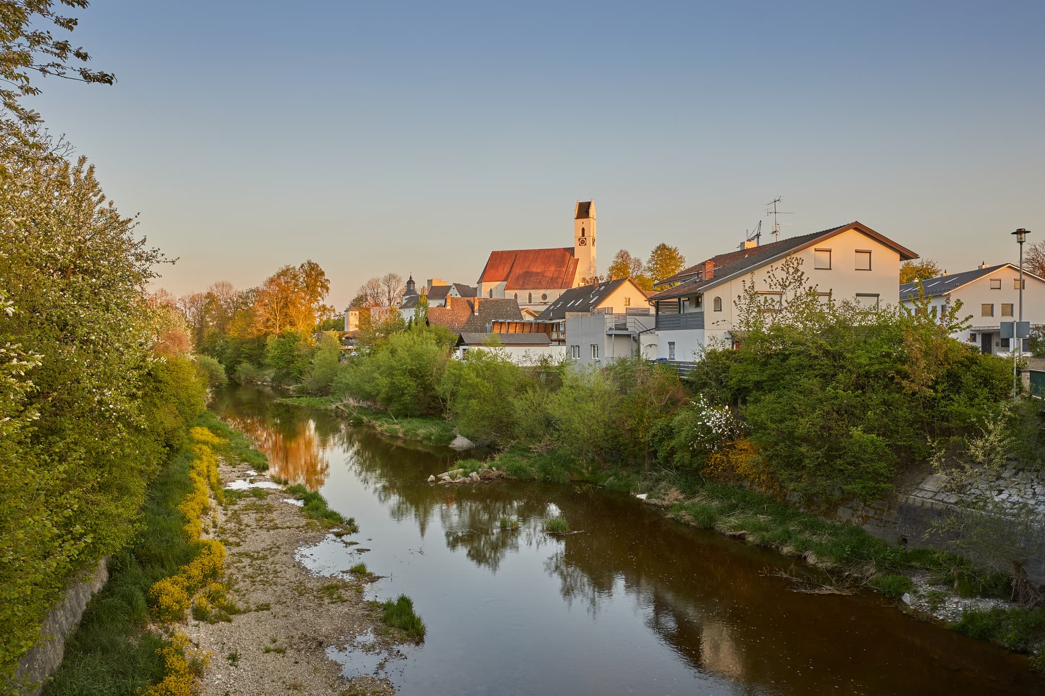 Die Isenbrücke in Winhöring, Altötting, Oberbayern. Malerei am Fluss Isen, charakteristisch für die Region Inn-Salzach in Deutschland.