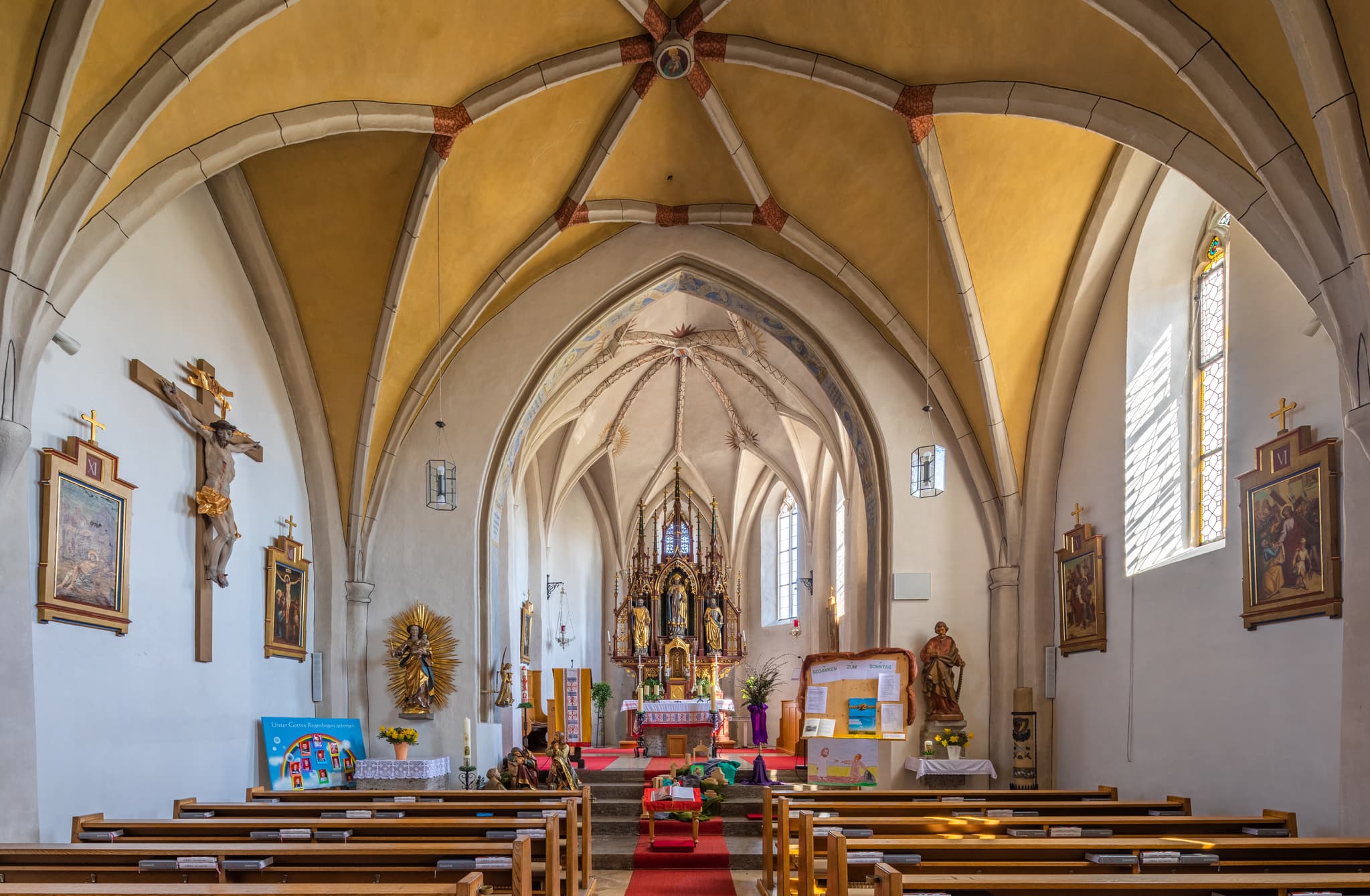 Die Kirche in Geratskirchen, Landkreis Altötting, Oberbayern, Inn-Salzach Region, Deutschland. Ein beeindruckendes Beispiel gotischer Architektur.