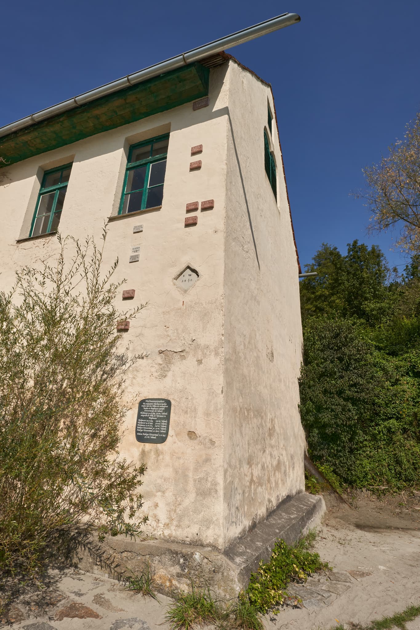 Historisches Gebäude an der Salzach in Burghausen, Landkreis Altötting, Oberbayern, Inn-Salzach, Deutschland. Darstellung der Architektur im Inn-Salzach-Gebiet.