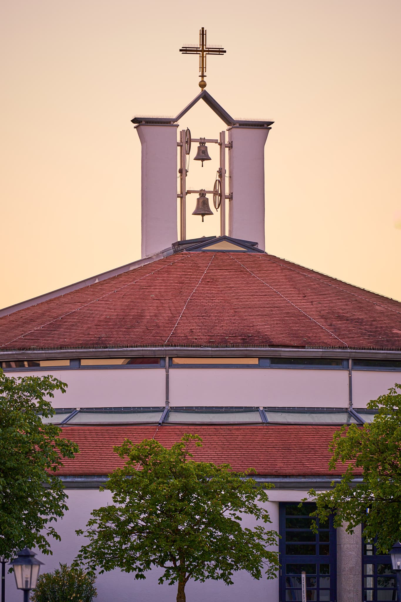 Blick auf die Therme Emmauskirche in Bad Griesbach im Landkreis Passau, Niederbayern, Deutschland. Das Bäderdreieck ist eine bekannte Kurregion.