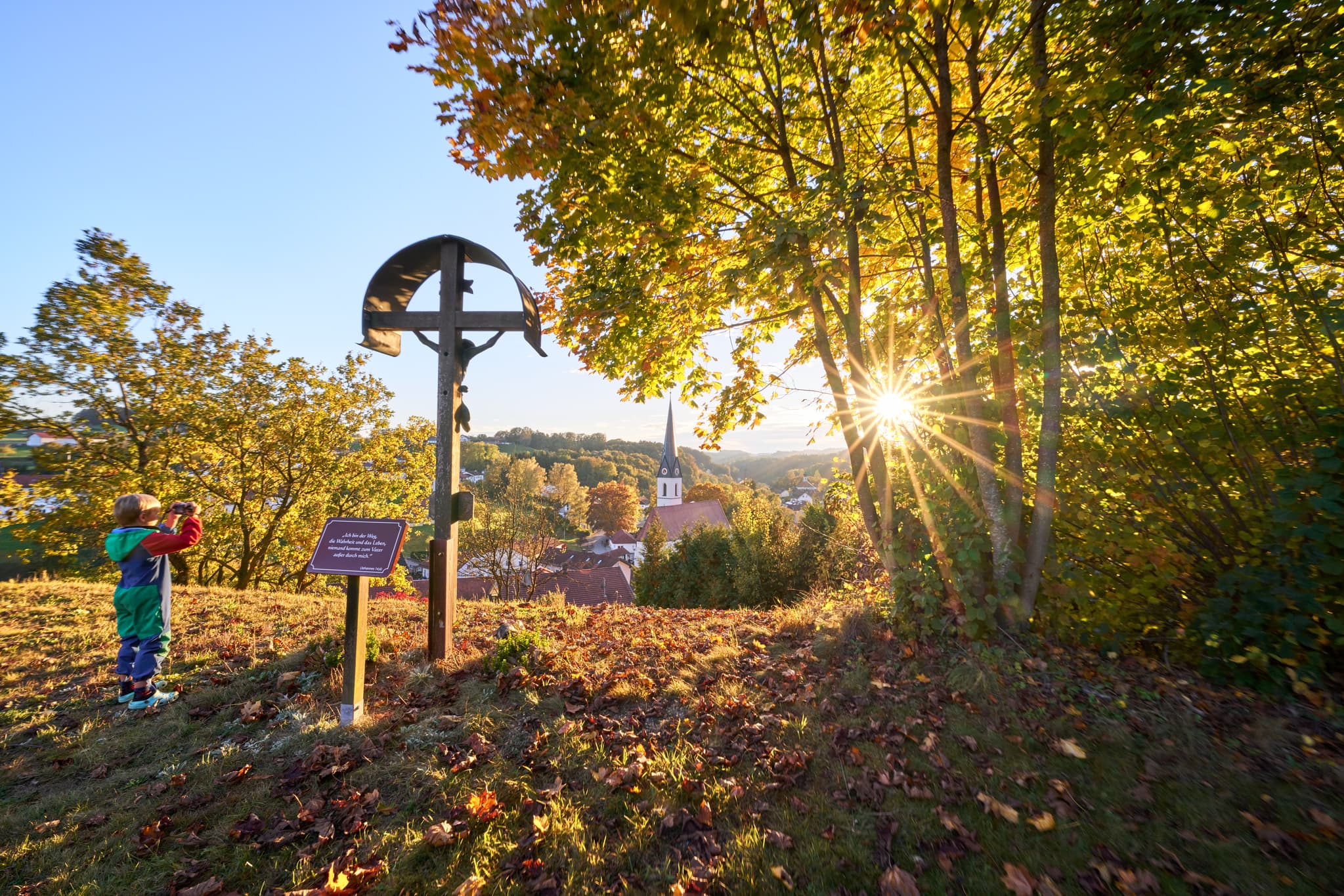 Herbstliches Landschaftsfoto vom Zoglerberg in Reischach im Landkreis Altötting, Oberbayern, Deutschland, Holzland, Region Inn-Salzach.
