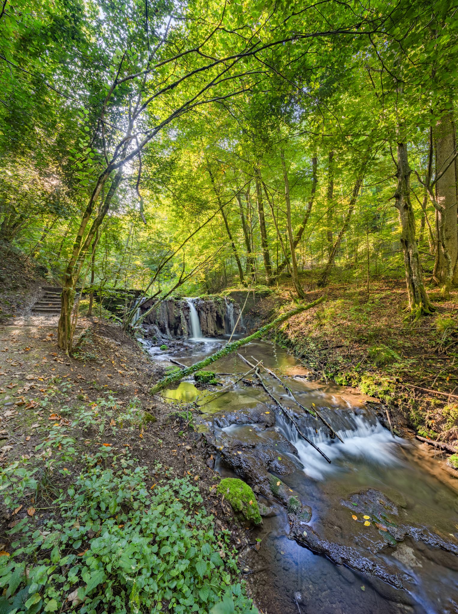 Kaskaden des Ponlach Wasserfalls nahe Tittmoning. Diese natürliche Schönheit befindet sich im Landkreis Traunstein, Oberbayern, Chiemgau, Deutschland.