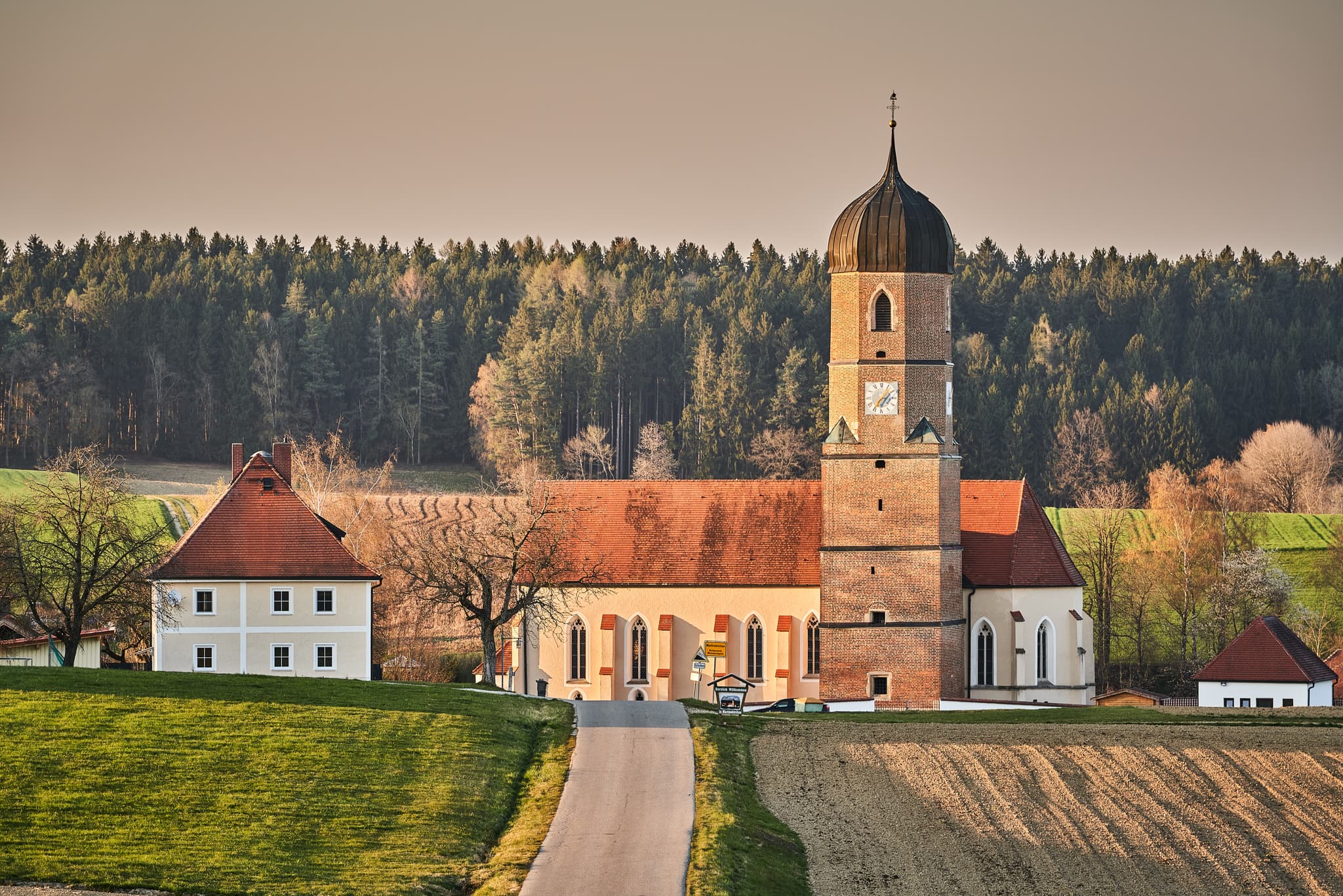 Kirche in Martinskirchen, Ortsteil Wurmannsquick, Landkreis Rottal-Inn, Niederbayern, Holzland, Deutschland. Die ländliche Umgebung prägt das Bild.