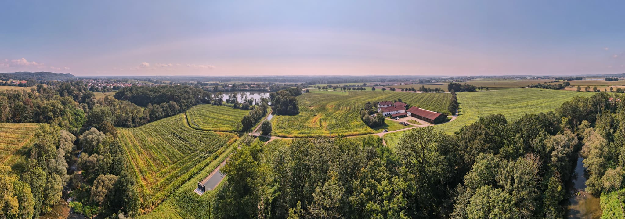 Landschaftspanorama Lindloh Isen Pilgerweg, Winhöring, Landkreis Altötting, Oberbayern. Inn-Salzach Region in Deutschland zeigt Felder, Wald, ländliche Gebäude.