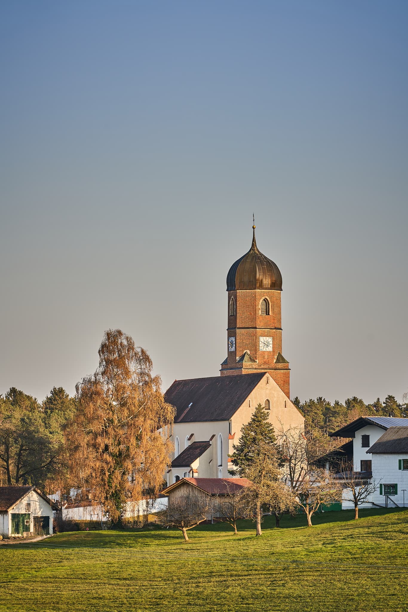 Kirche und Bauernhöfe mit Solaranlagen in Martinskirchen, Wurmannsquick, Landkreis Rottal-Inn, Niederbayern. Typische Landschaft des Holzlands, Deutschland.
