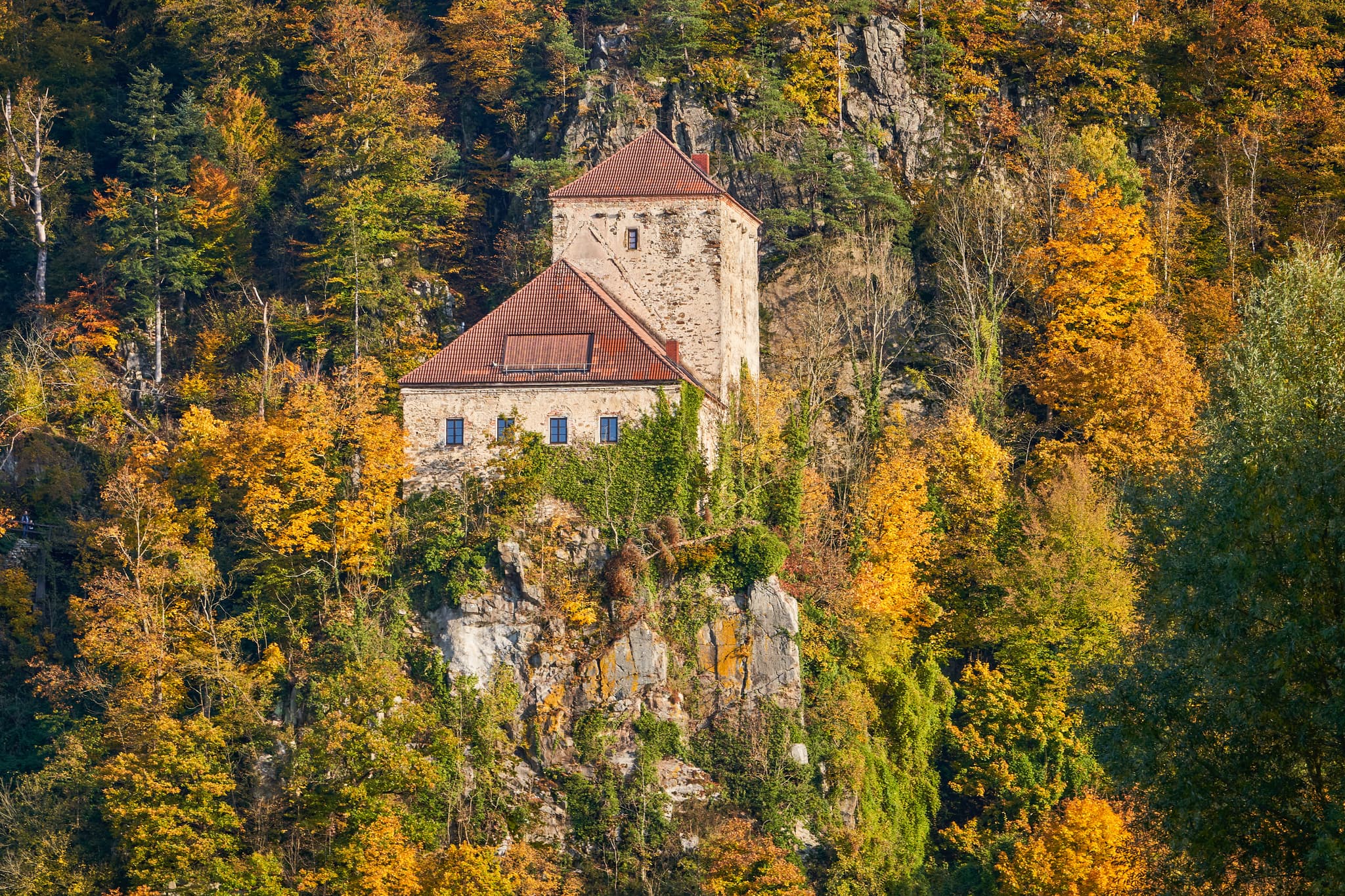 Burg Krempelstein auf Felsen im Herbstwald. Malerischer Blick bei Erlau (Obernzell), Landkreis Passau, Niederbayern, Deutschland. Teil des Bayerischen Waldes.