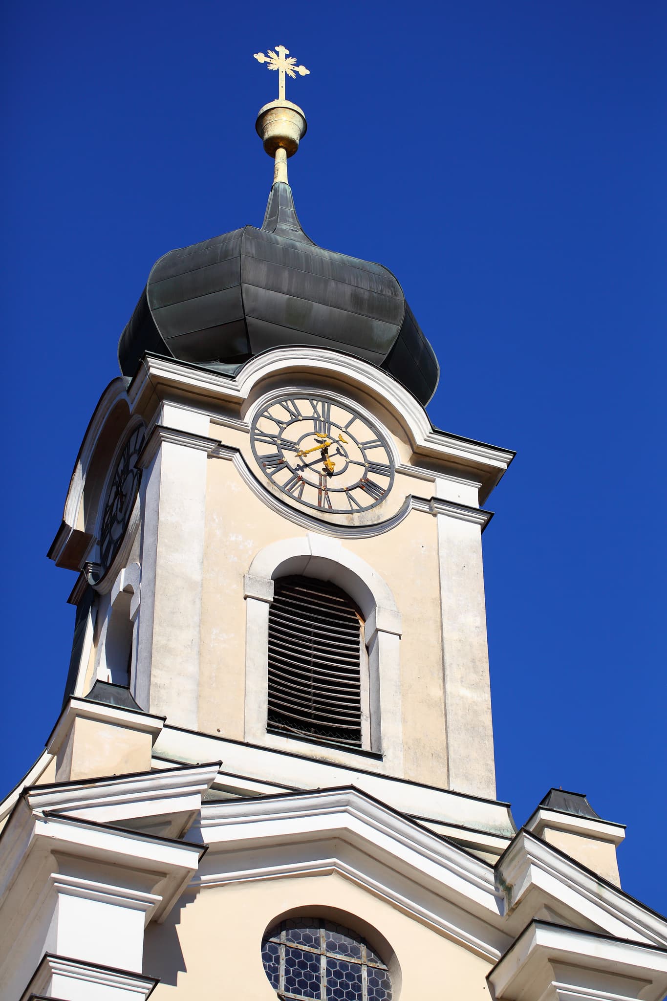 Klosterkirche Raitenhaslach, Burghausen, Landkreis Altötting, Oberbayern, Region Inn-Salzach, Deutschland. Kirchturm mit Zwiebelhaube.