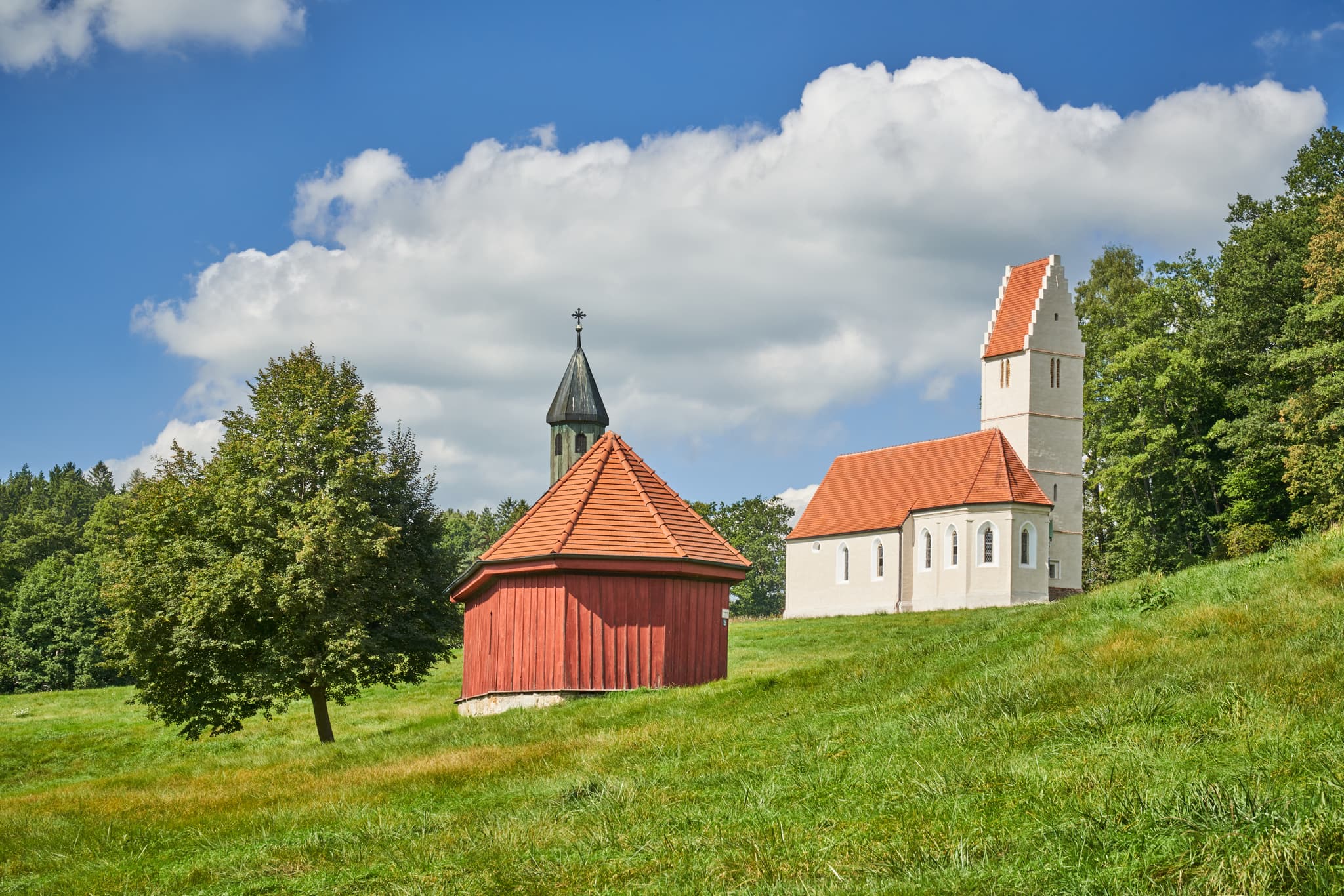 Sigrün Kirche und Corona Kapelle in Pleiskirchen, Altötting, Oberbayern, Inn-Salzach, Bayern, Deutschland. Historische Kirchengebäude in ländlicher Umgebung.