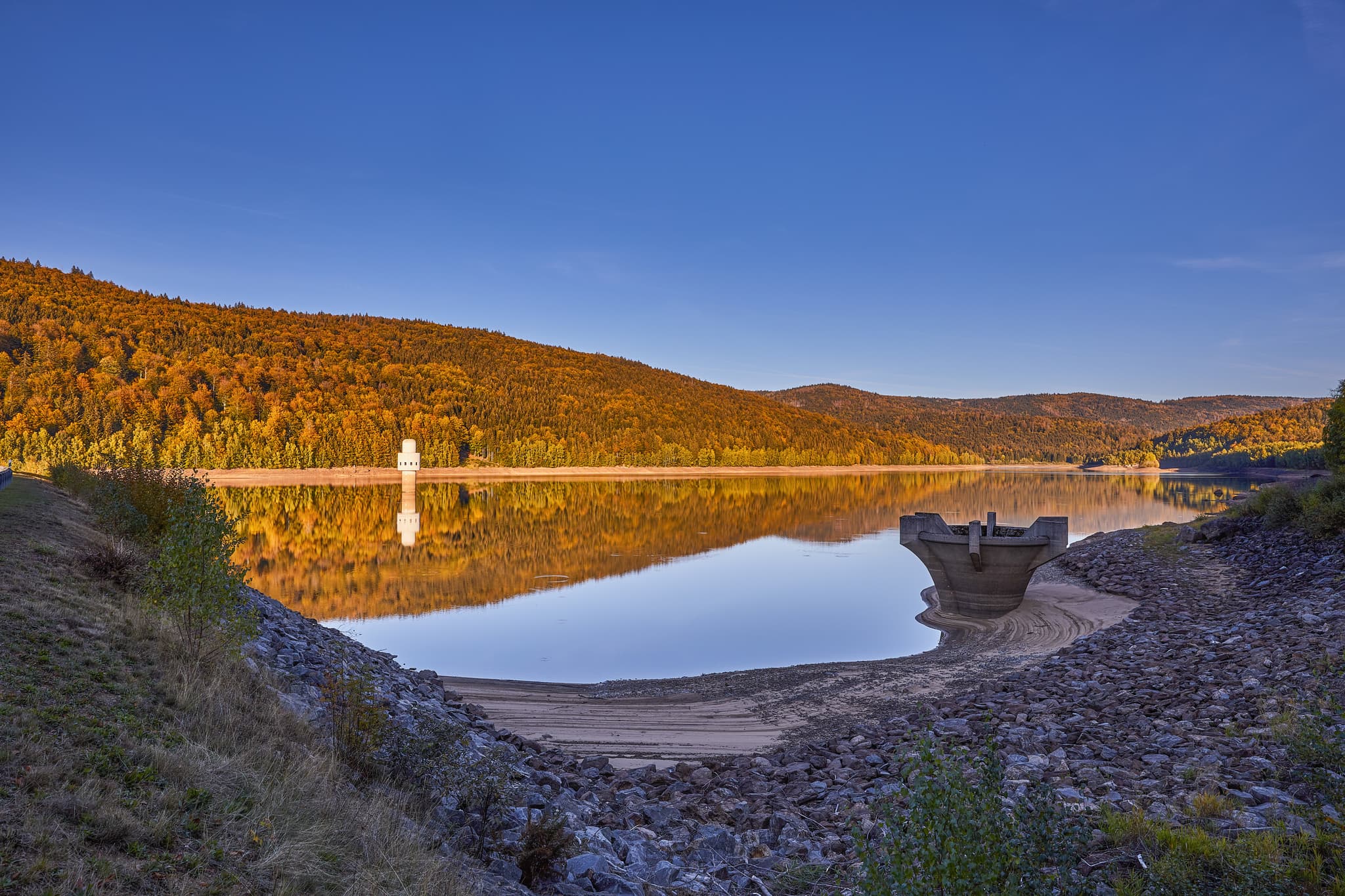 Die Trinkwassertalsperre bei Frauenau im Landkreis Regen, Niederbayern, Deutschland. Landschaft mit Stausee im bayerischen Wald.
