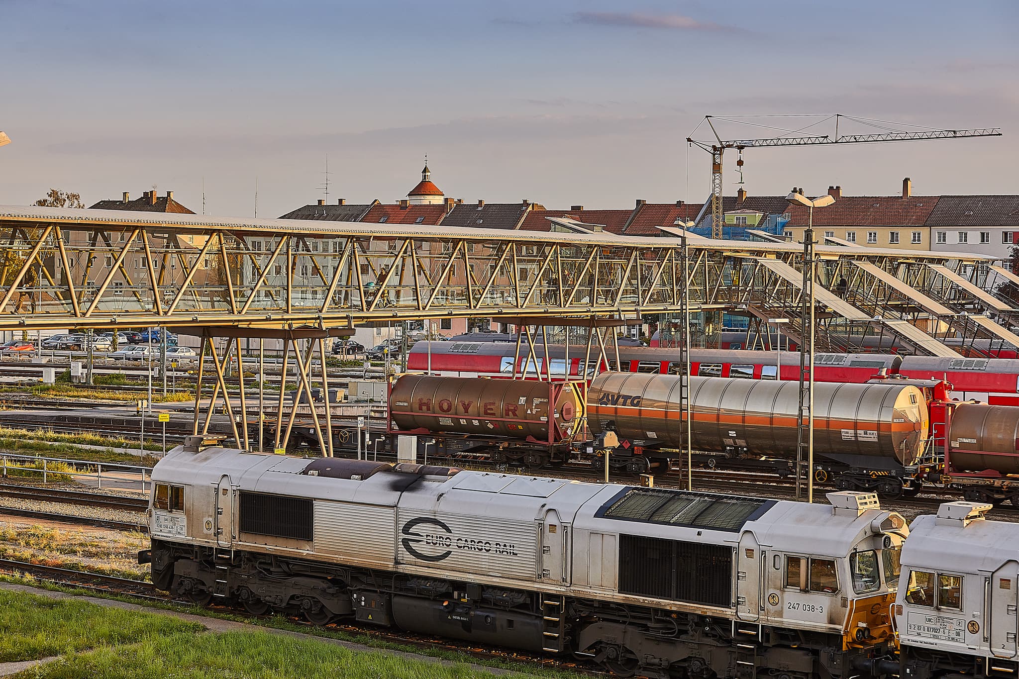 Detailaufnahme vom Bahnhof Mühldorf am Inn in Oberbayern. Dieser Verkehrsknotenpunkt zeigt abgestellte Güterzüge und die moderne Fußgängerbrücke.