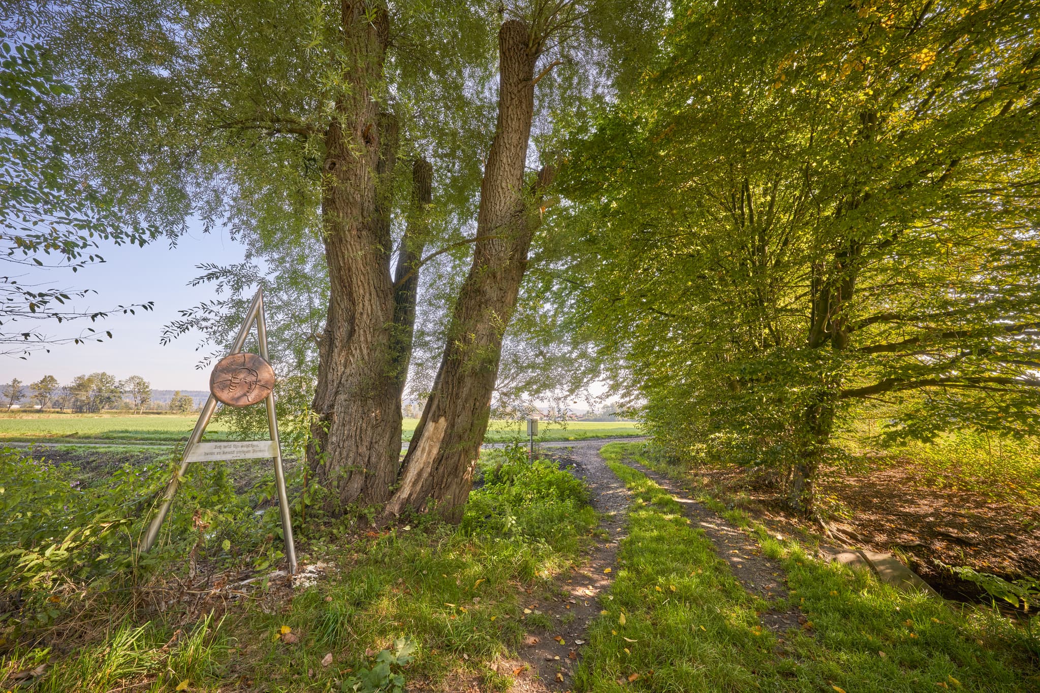 Idyllischer Pfad zur Pilgerstation an der Pallaufstraße in Neuötting, Landkreis Altötting, Oberbayern, Inn-Salzach, Deutschland.