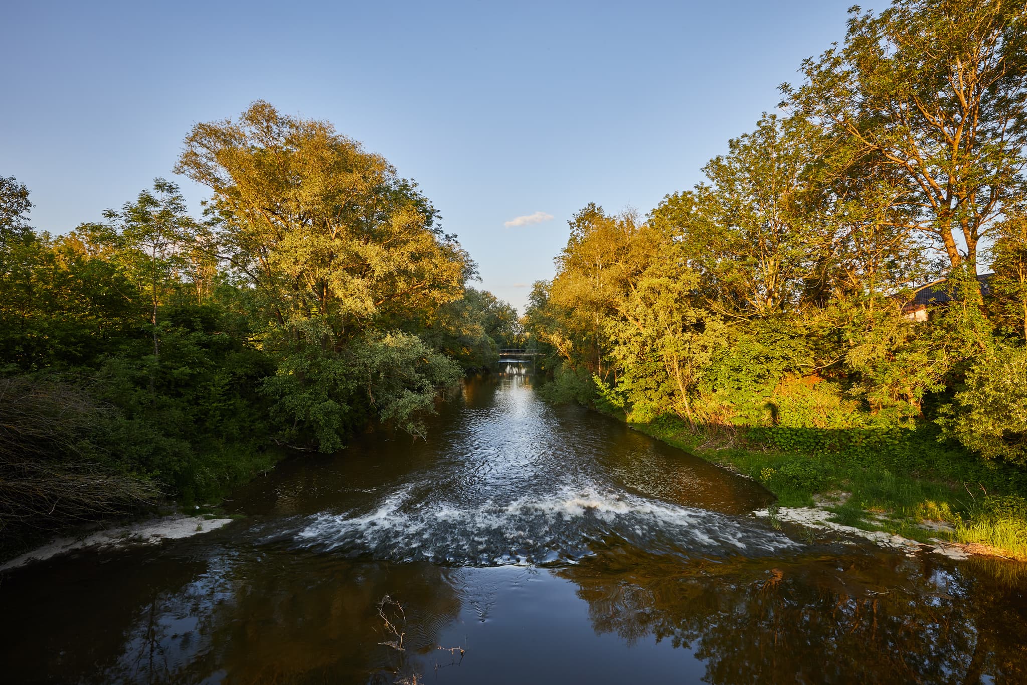 Panoramablick auf die Isen Brücke bei Erharting im Landkreis Mühldorf am Inn, Oberbayern. Idyllische Flusslandschaft der Region Inn-Salzach in Deutschland.