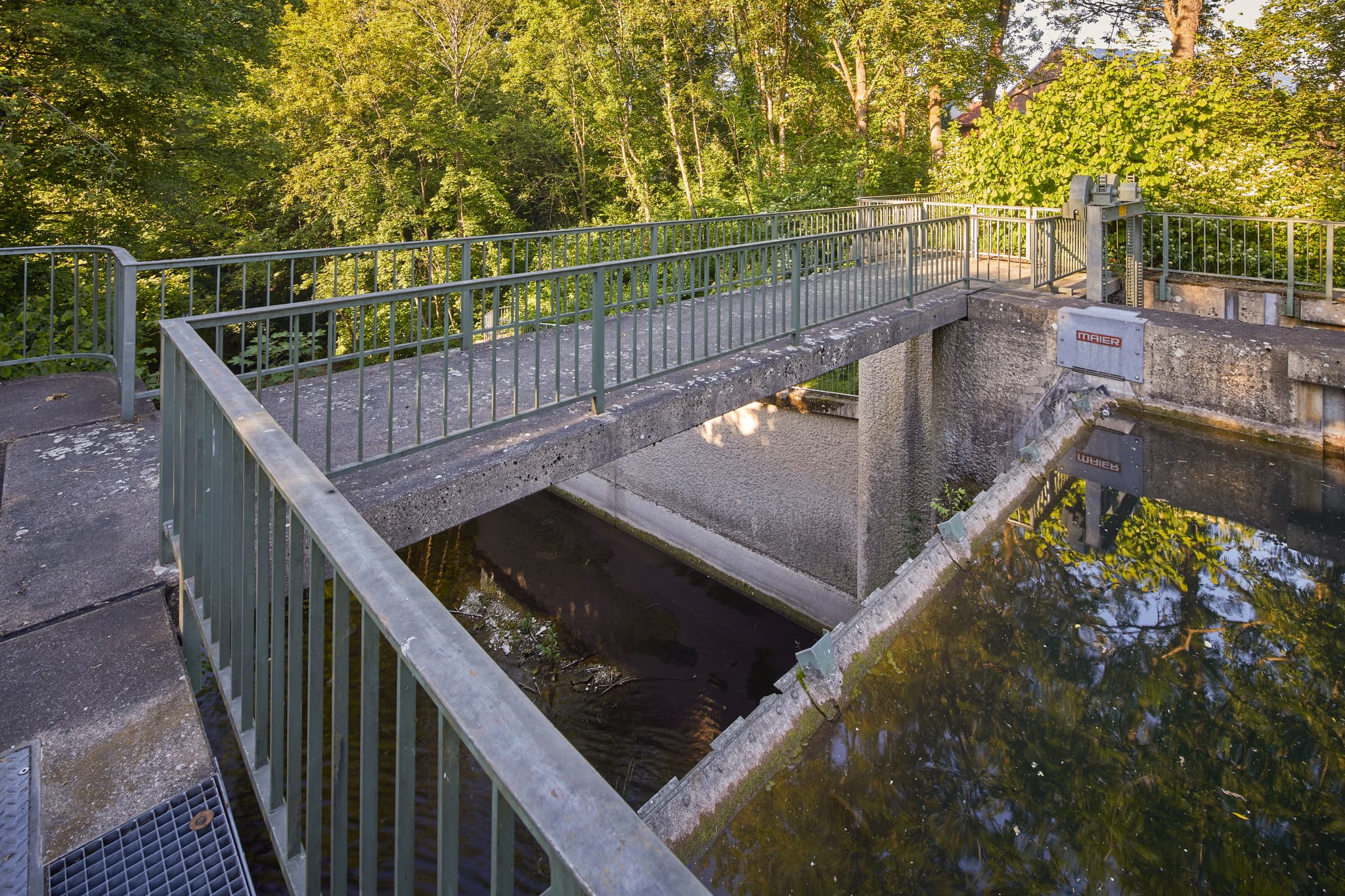Staustufe mit Brücke am Mörnbach Natur-Erlebnispfad in Gries, Altötting, Landkreis Altötting, Oberbayern, Inn-Salzach