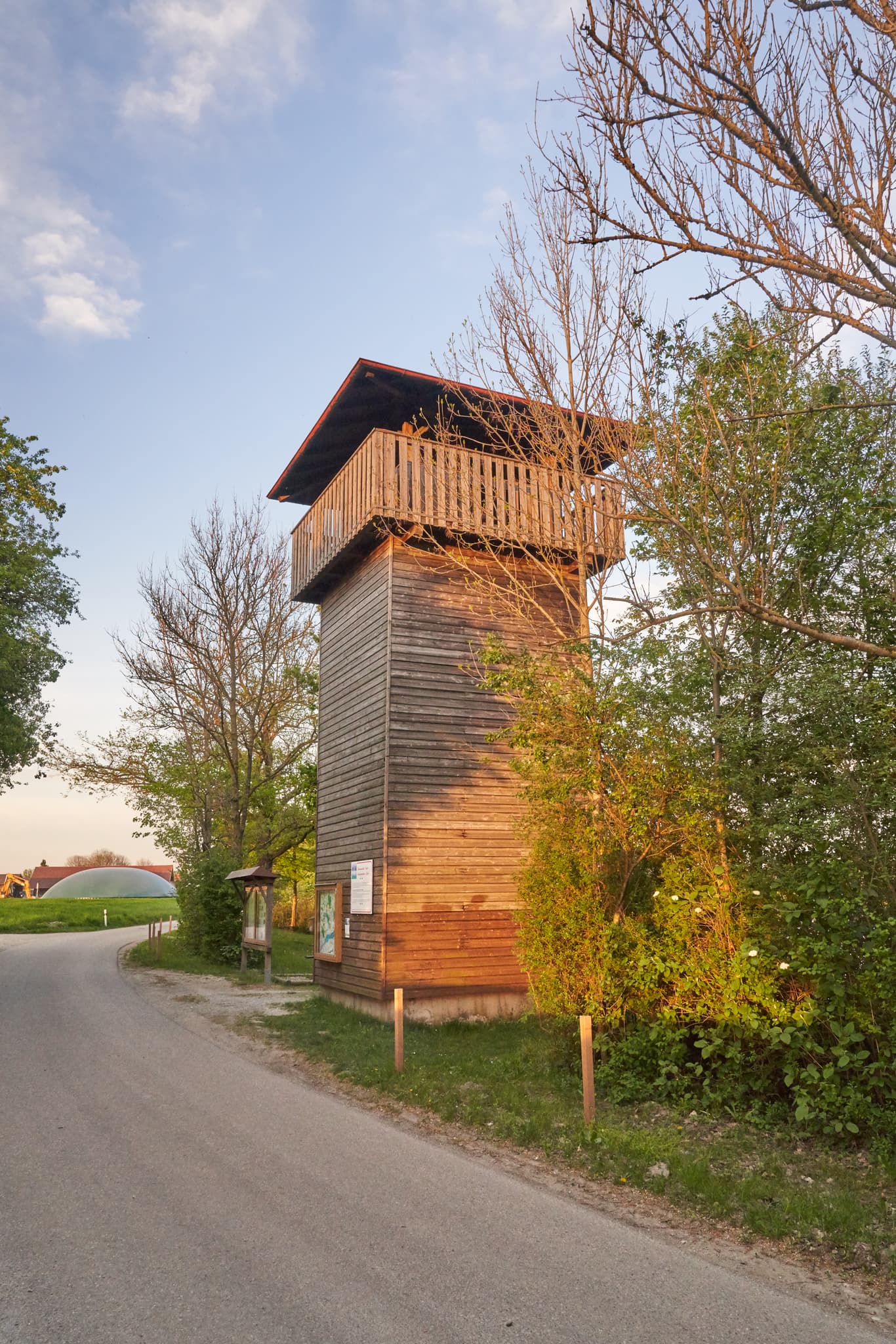 Holz-Aussichtsturm Vogelturm in Ering am Inn, Landkreis Rottal-Inn, Niederbayern (Regierungsbezirk), Region Inn-Salzach, Deutschland.