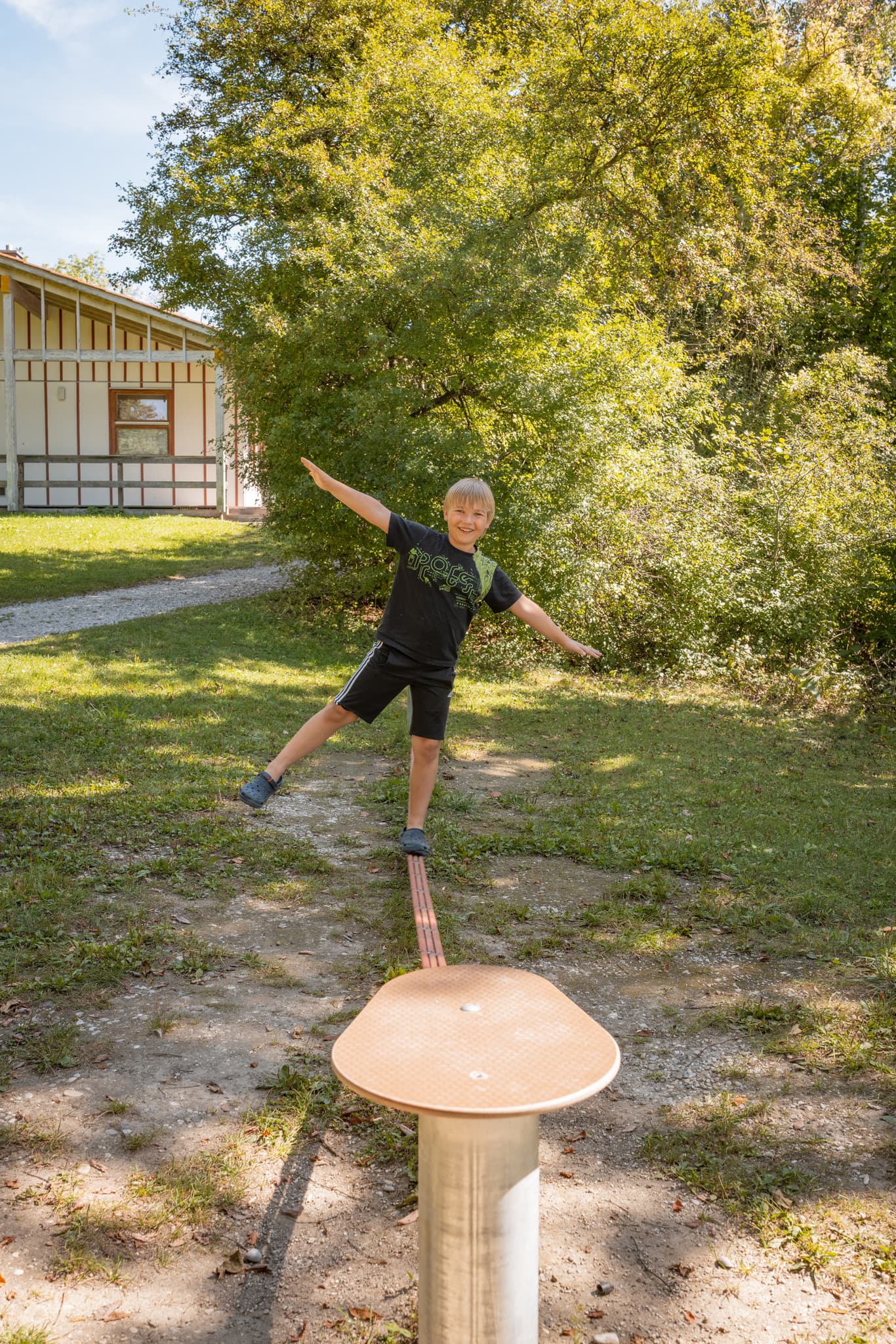 Slackline am Badesee Simbach, Kirchdorf am Inn. Natürliche Umgebung, Region Holzland, Landkreis Rottal-Inn, Niederbayern, Deutschland.