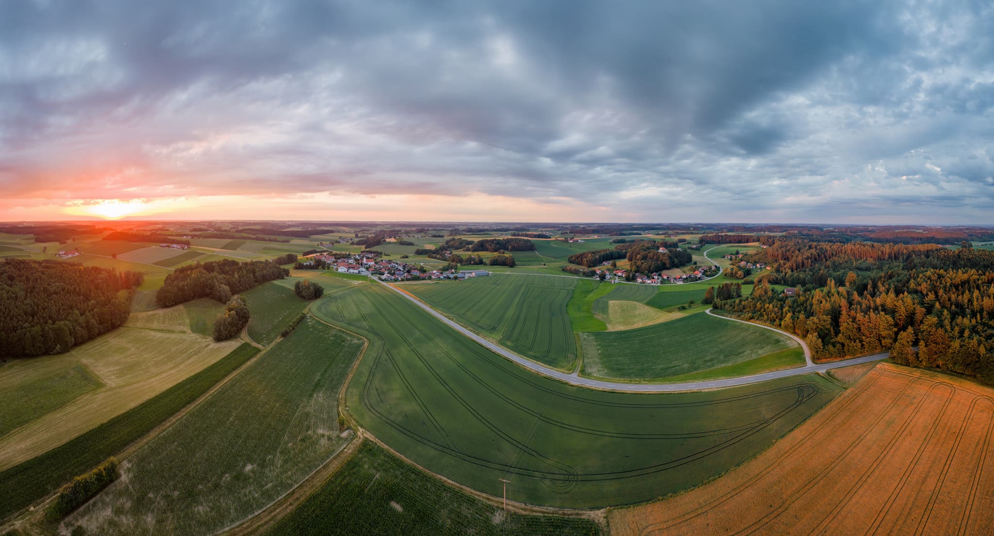 Luftaufnahme Arbing Waldberg bei Reischach, Landkreis Altötting, Oberbayern. Felder, Wälder, Dörfer im Inn-Salzach-Gebiet, Deutschland, bei Sonnenuntergang.