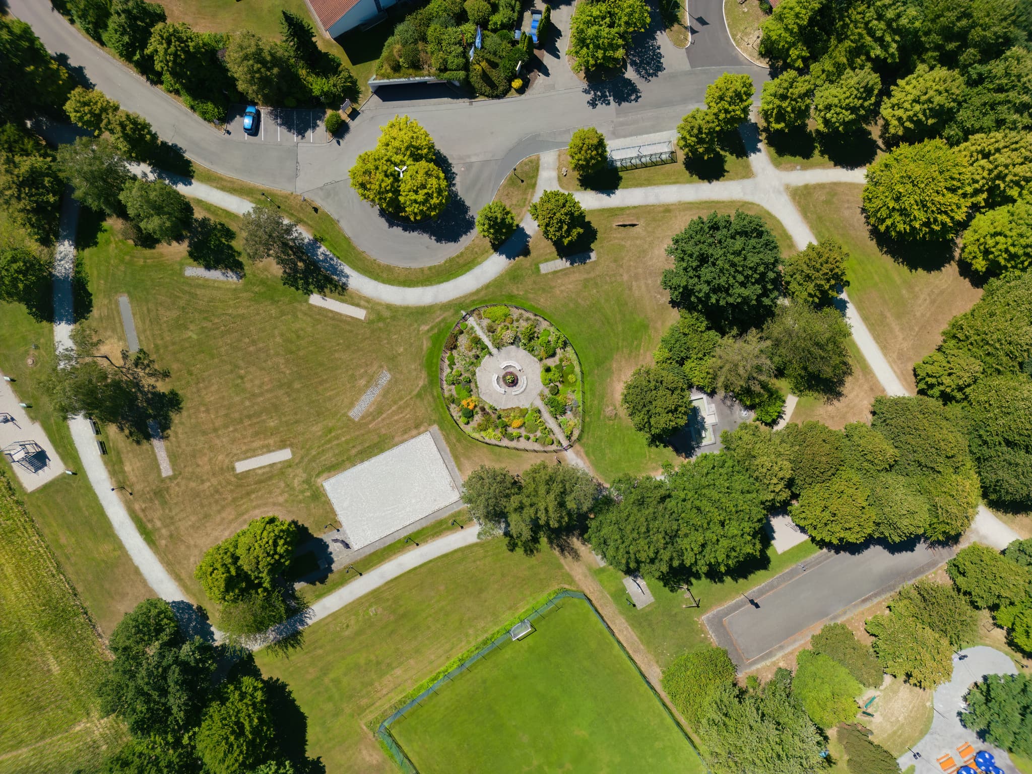 Luftaufnahme des Kurparks in Bad Griesbach, Landkreis Passau, Niederbayern, Deutschland. Die Region Rottal, auch bekannt als Bäderdreieck, bietet Entspannung.