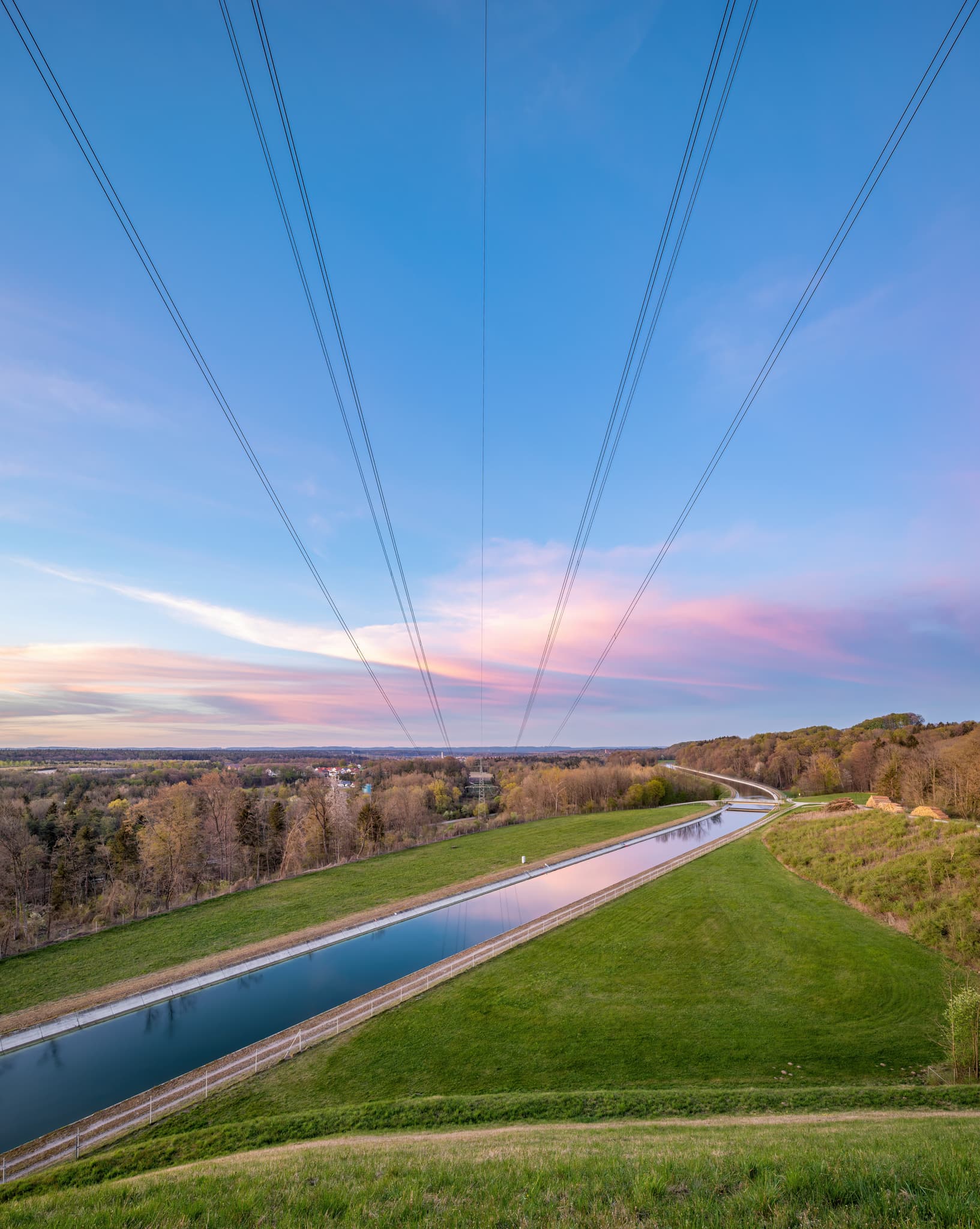 Das Bild zeigt den Alzkanal bei Thalhausen in der Gemeinde Burgkirchen, Landkreis Altötting, Oberbayern, Region Inn-Salzach, Panoramafoto bei Sonnenuntergang.