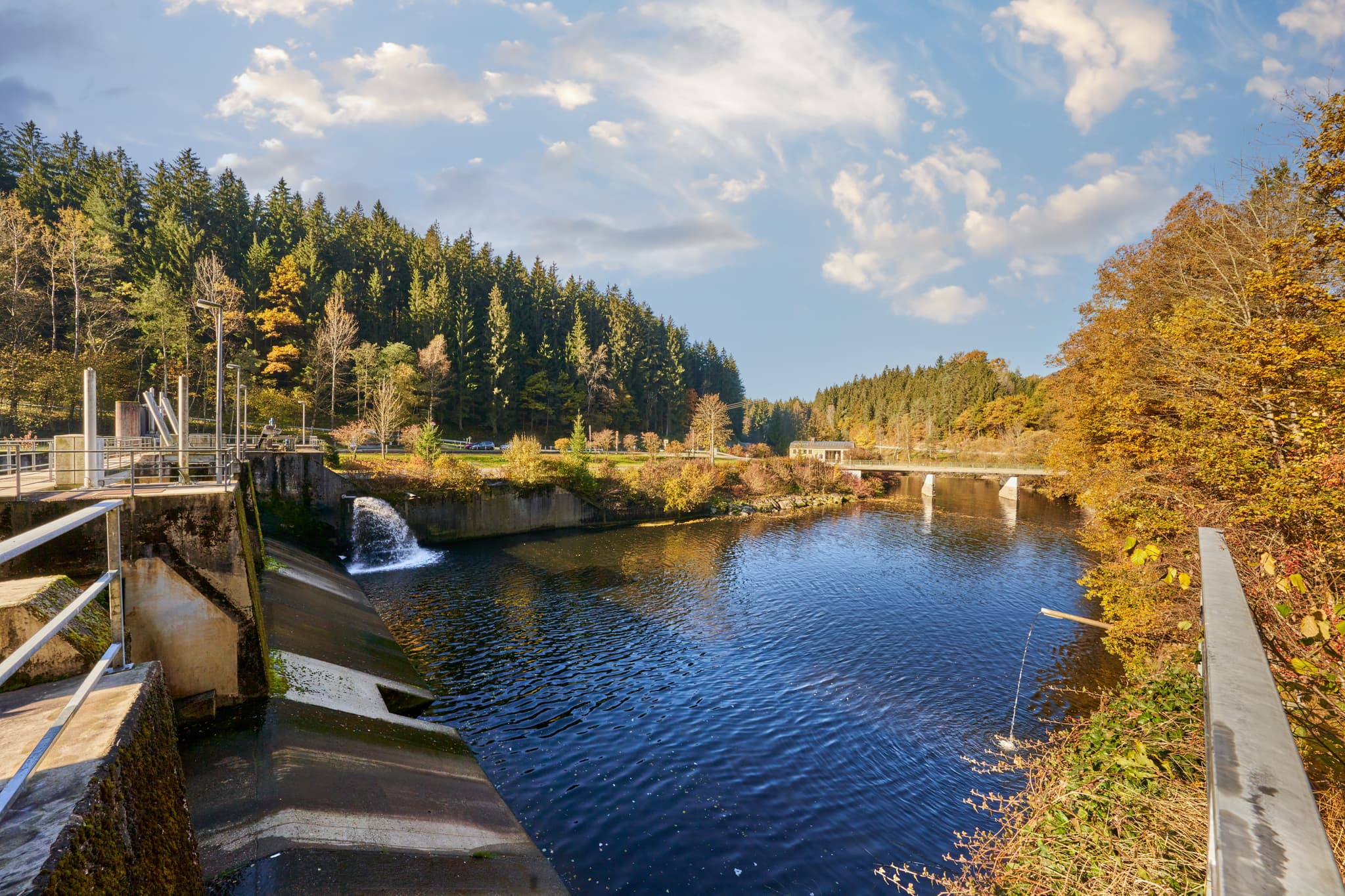 Blick auf den Schwarzen Regen bei Gumpenried-Asbach, Gemeinde Geiersthal, im Landkreis Regen, Niederbayern. Herbstliche Landschaft des Bayerischen Waldes.