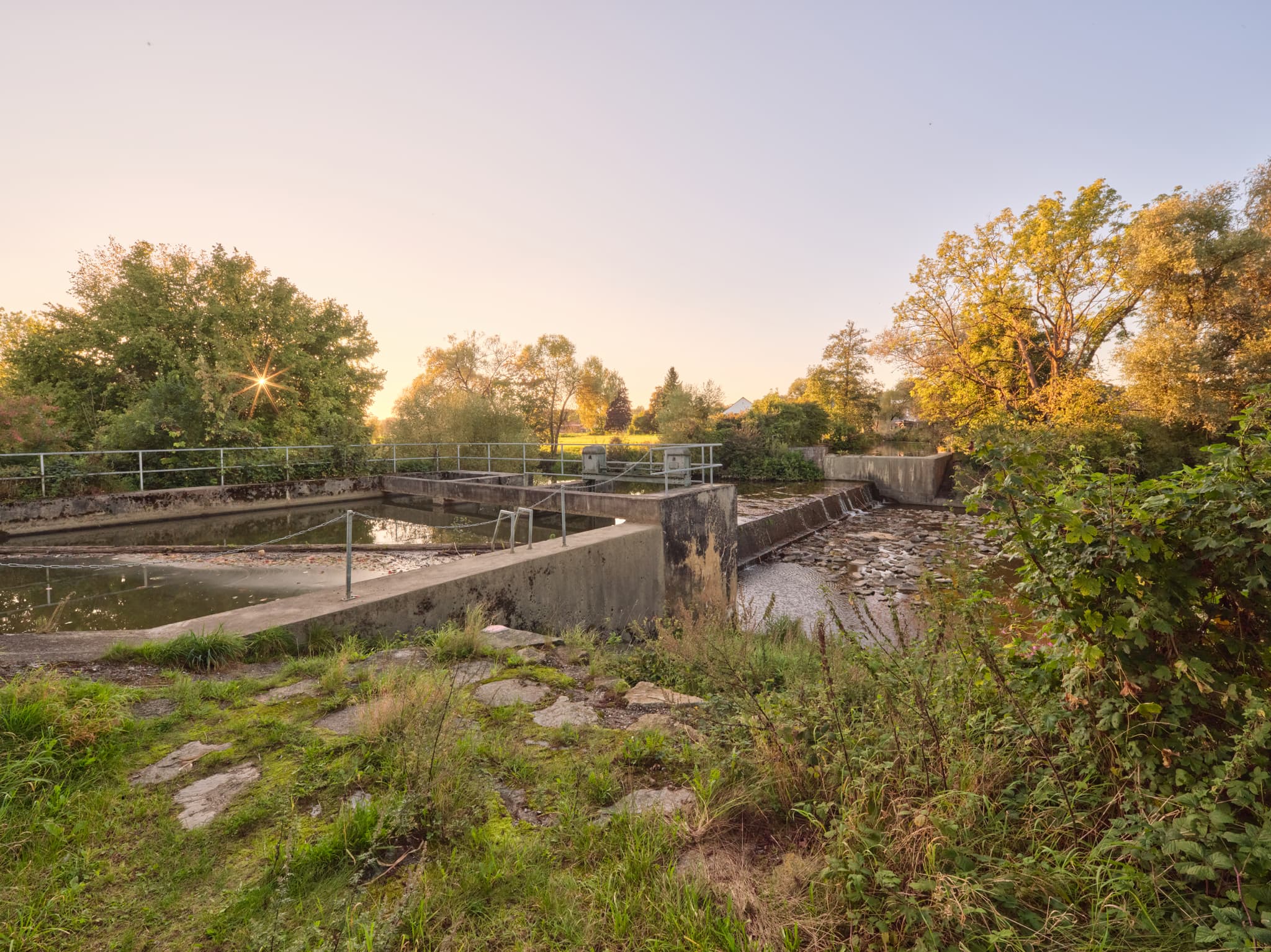 Wehr und Wasserfall an der Rott bei Löfflmühle, Hebertsfelden, Rottal-Inn. Landschaft in Niederbayern, Deutschland, nahe Holzland / Bäderdrieck.