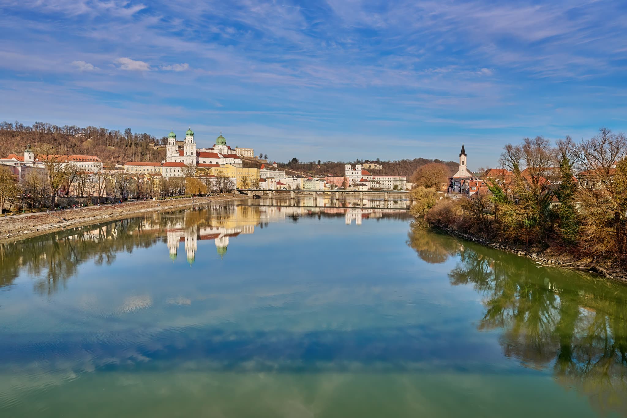 Passau: Blick vom Fünferlsteg auf den Dom St. Stephan und den Inn. Niederbayern, Inn-Salzach-Region, Deutschland. Schönes Panoramabild.