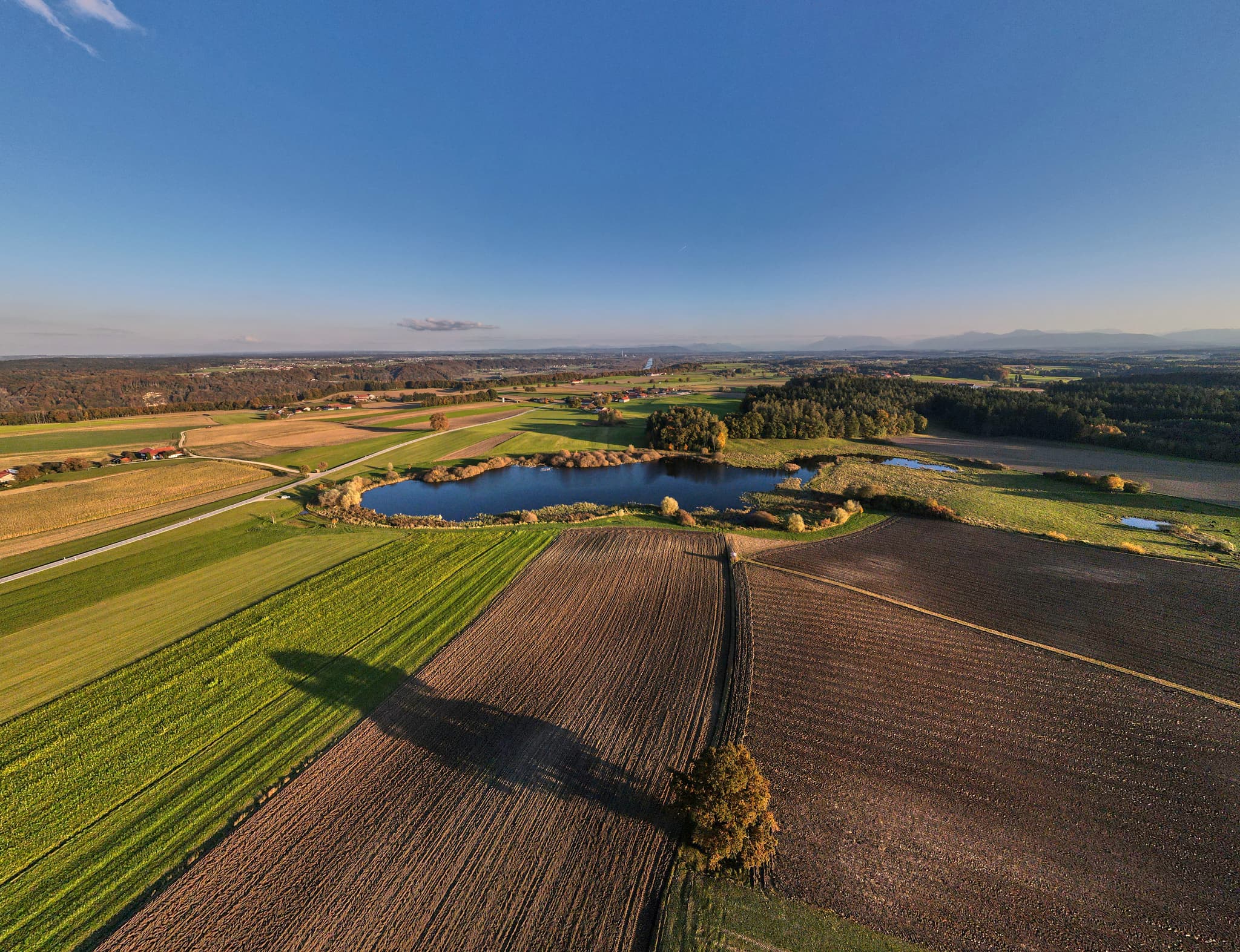 Luftbild von Asten bei Tittmoning in Oberbayern, Deutschland. Schönheit mit Feldern und einem See. Erkunden Sie die ländliche Idylle.