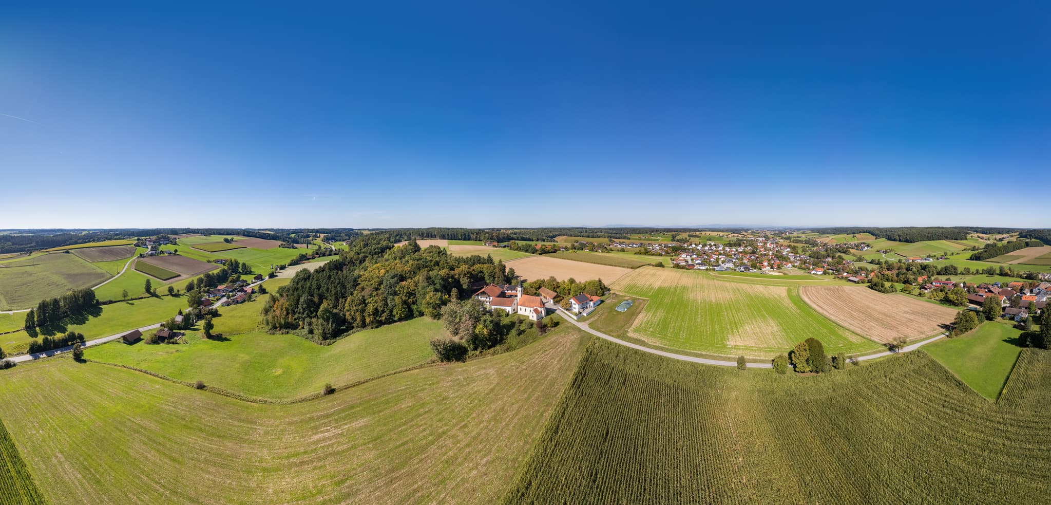 Panoramaaufnahme von Guteneck, Johanniskirchen, Rottal-Inn, Niederbayern, Deutschland. Typische Holzland-Landschaft mit Feldern, Wäldern und kleiner Siedlung.