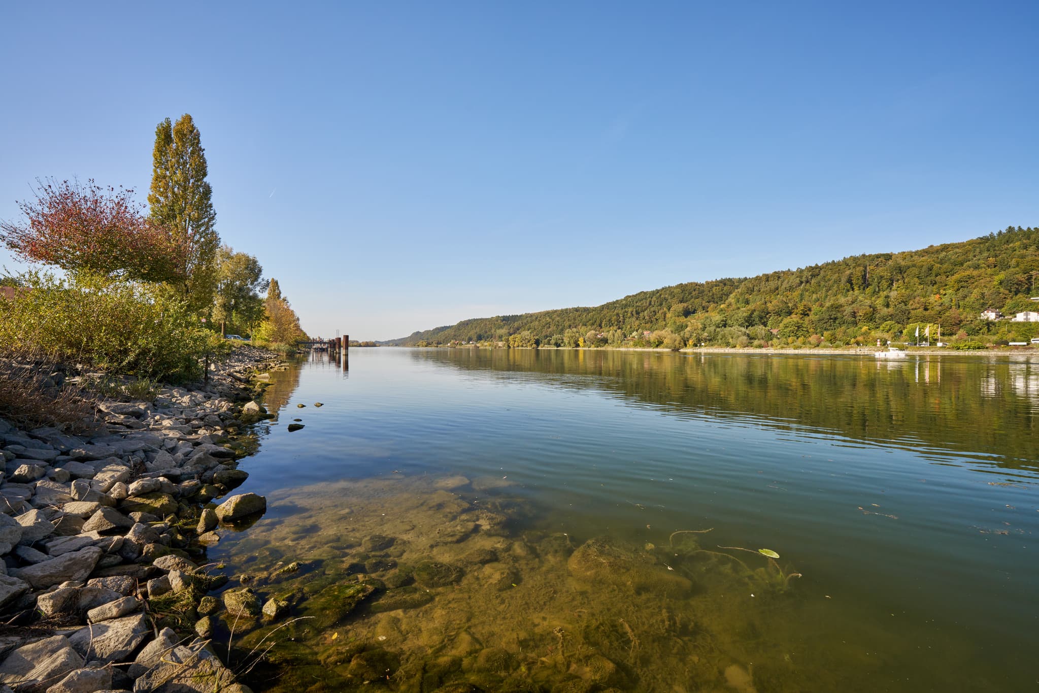 Idyllischer Blick auf den Donau Hafen in Vilshofen, Landkreis Passau. Donauwasser und Uferlandschaft im Regierungsbezirk Niederbayern, Donau-Wald, Deutschland.