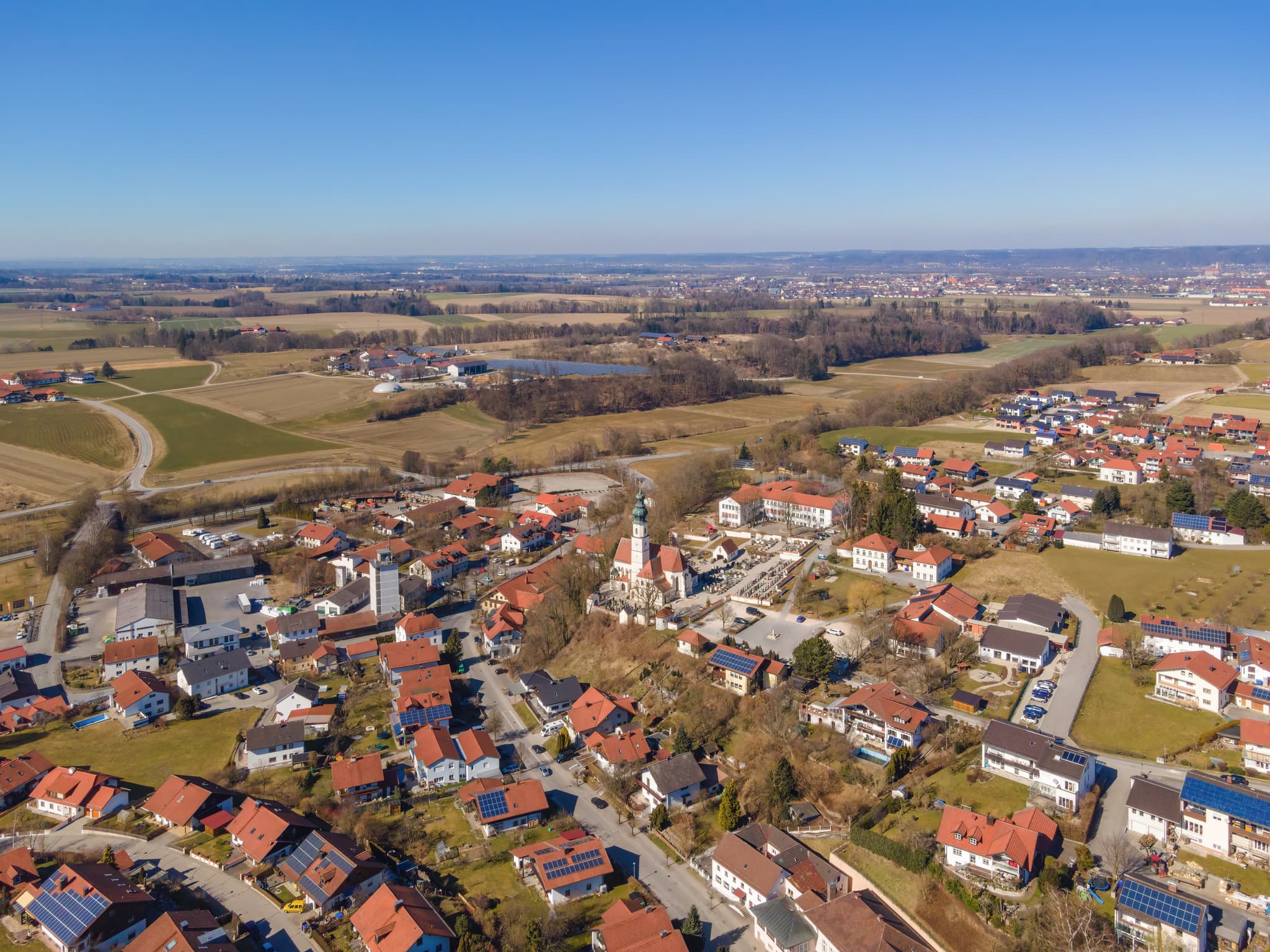 Luftbild von Kastl, Gemeinde in Altötting, Oberbayern. Zeigt Ortsansicht mit Wohnhäusern und umliegender Landschaft der Inn-Salzach Region in Deutschland.