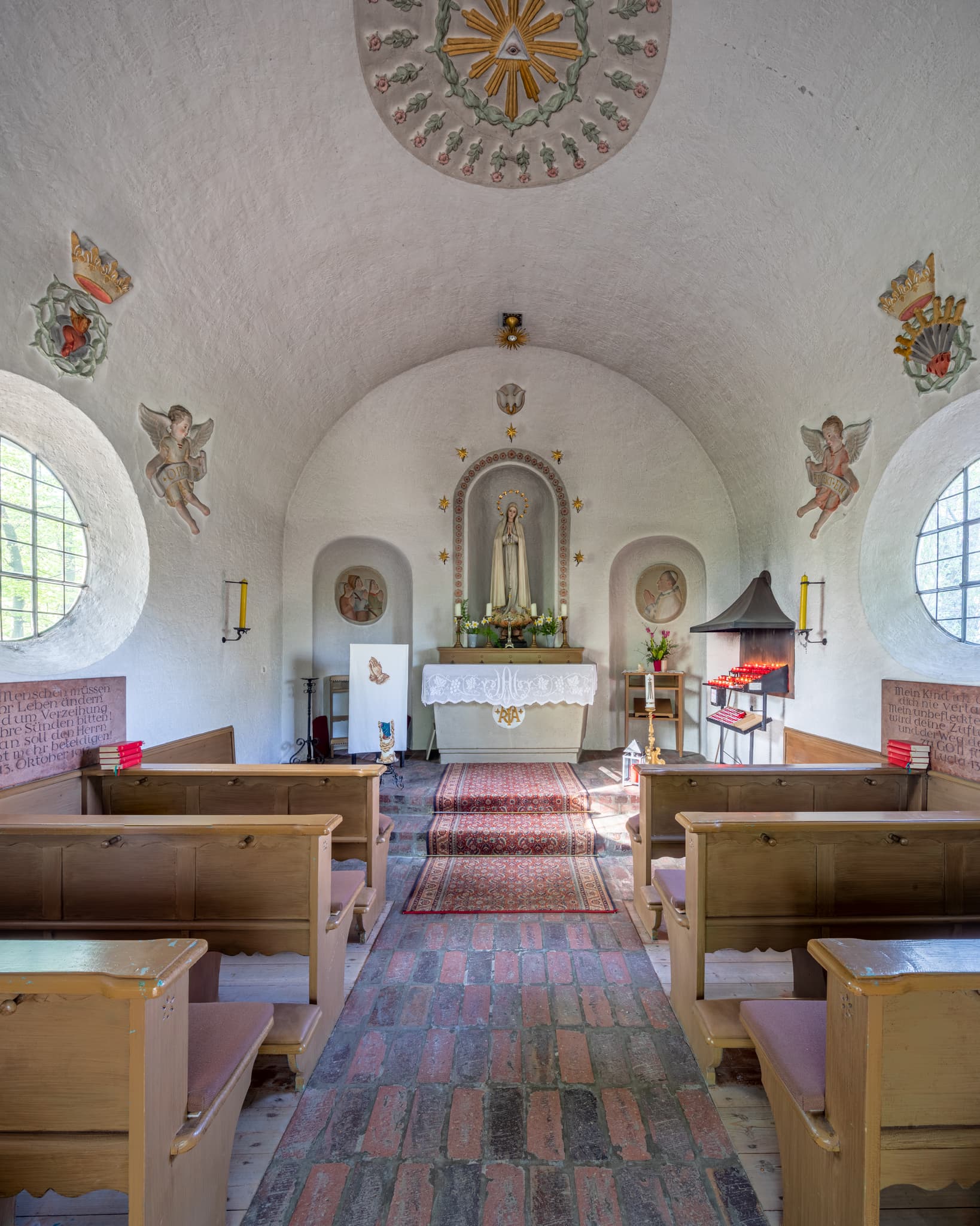 Kapelle Margarethenberg in Burgkirchen, Altötting, Oberbayern, Inn-Salzach, Deutschland. Die Kapelle zeigt einen Altar mit Madonna, Bänke und Fresken.