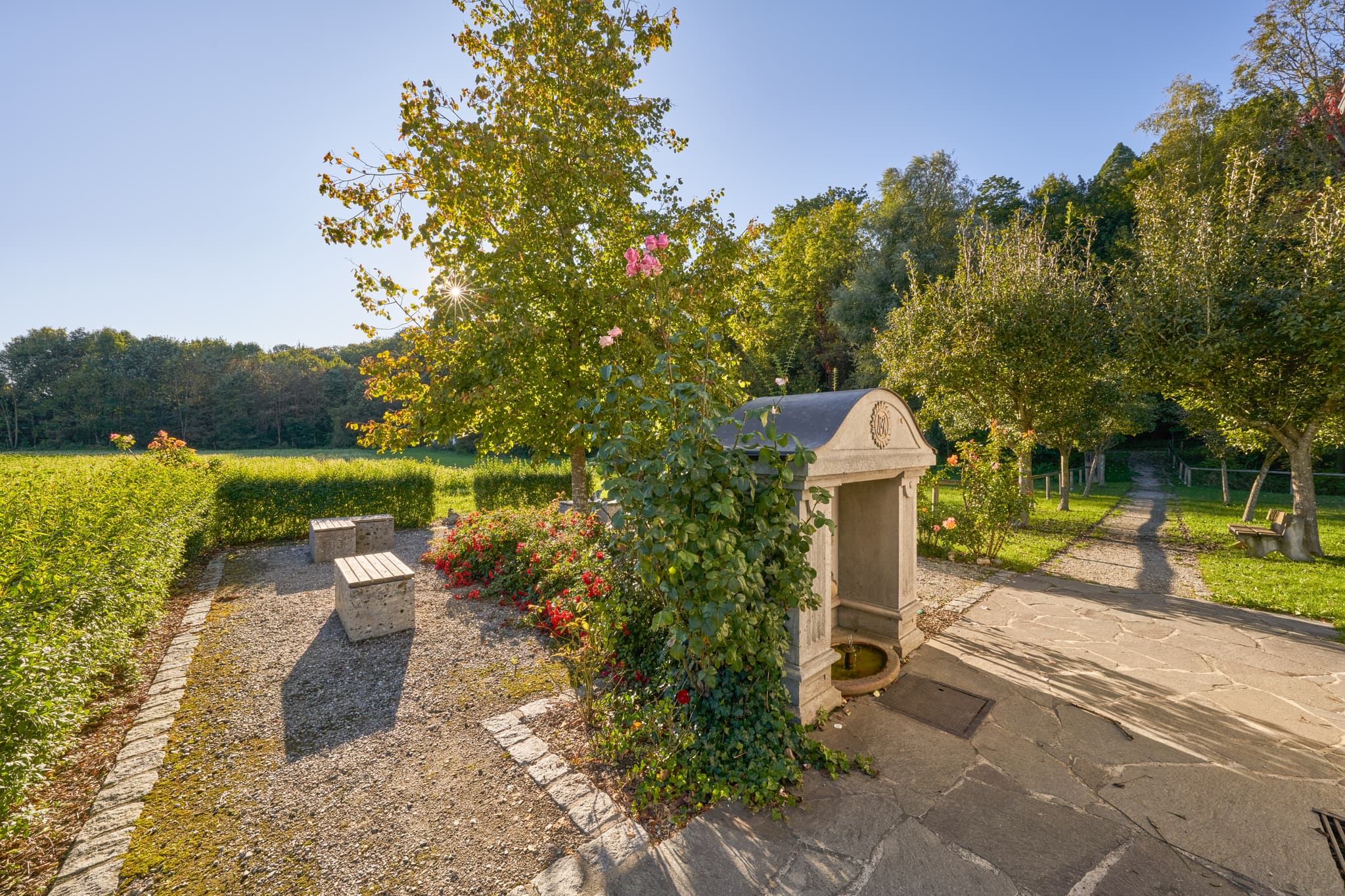 Kapelle in Ecksberg Altmühldorf Kronwidl. Idyllische Parkanlage mit Bänken, Bäumen und Feldern. Landkreis Mühldorf am Inn, Oberbayern, Deutschland, Inn-Salzach.