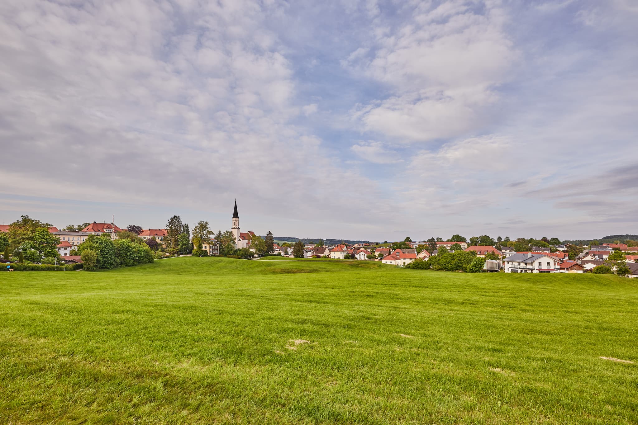 Ortsansicht mit Pfarrkirche Mariä Himmelfahrt in Haag, Mühldorf am Inn, Oberbayern. Landschaft der Region Inn-Salzach in Deutschland.