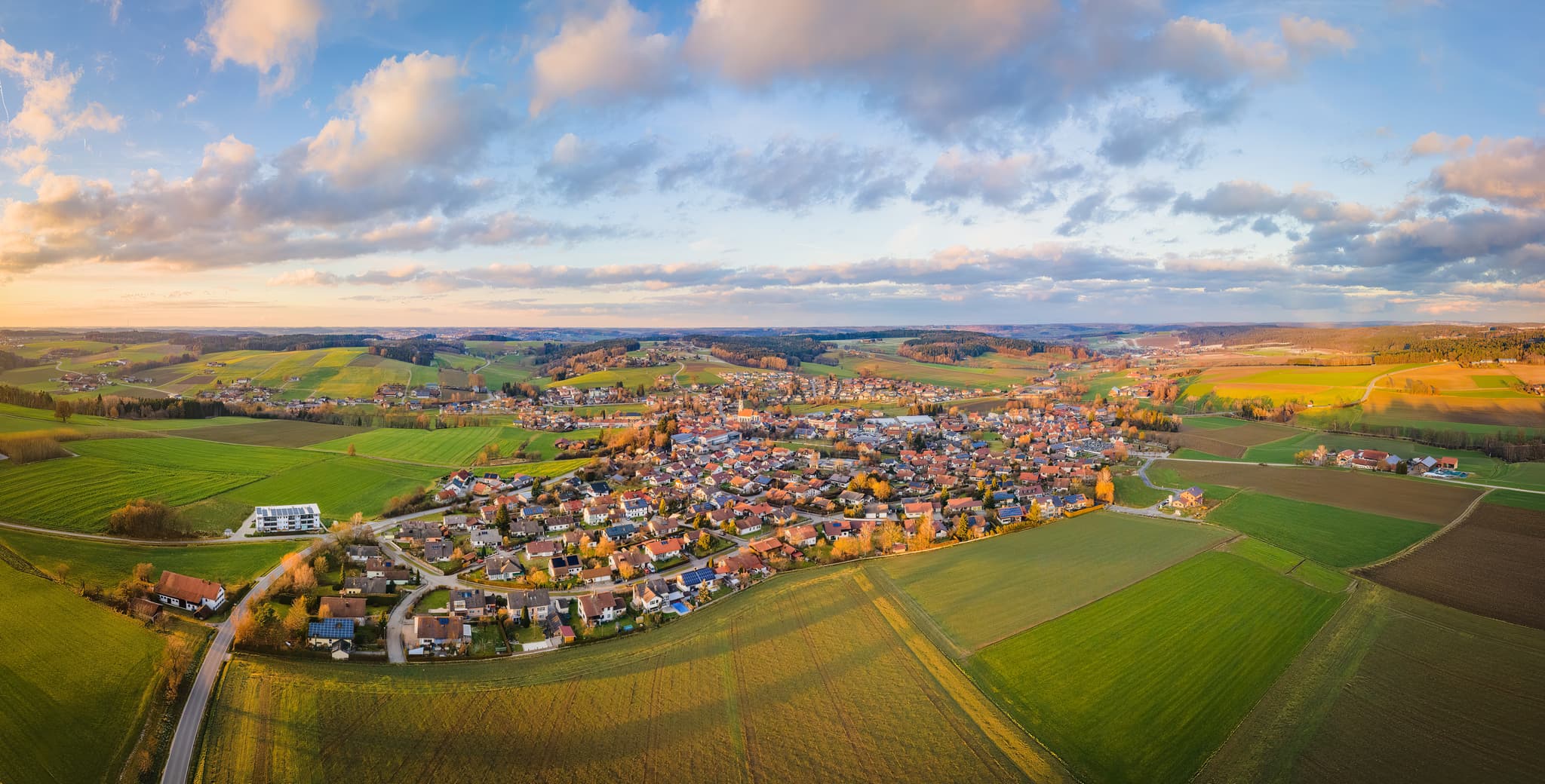 Luftaufnahme von Triftern, einer Gemeinde im Landkreis Rottal-Inn, Niederbayern, Region Holzland, Bäderdrieck, Bayern, Deutschland.