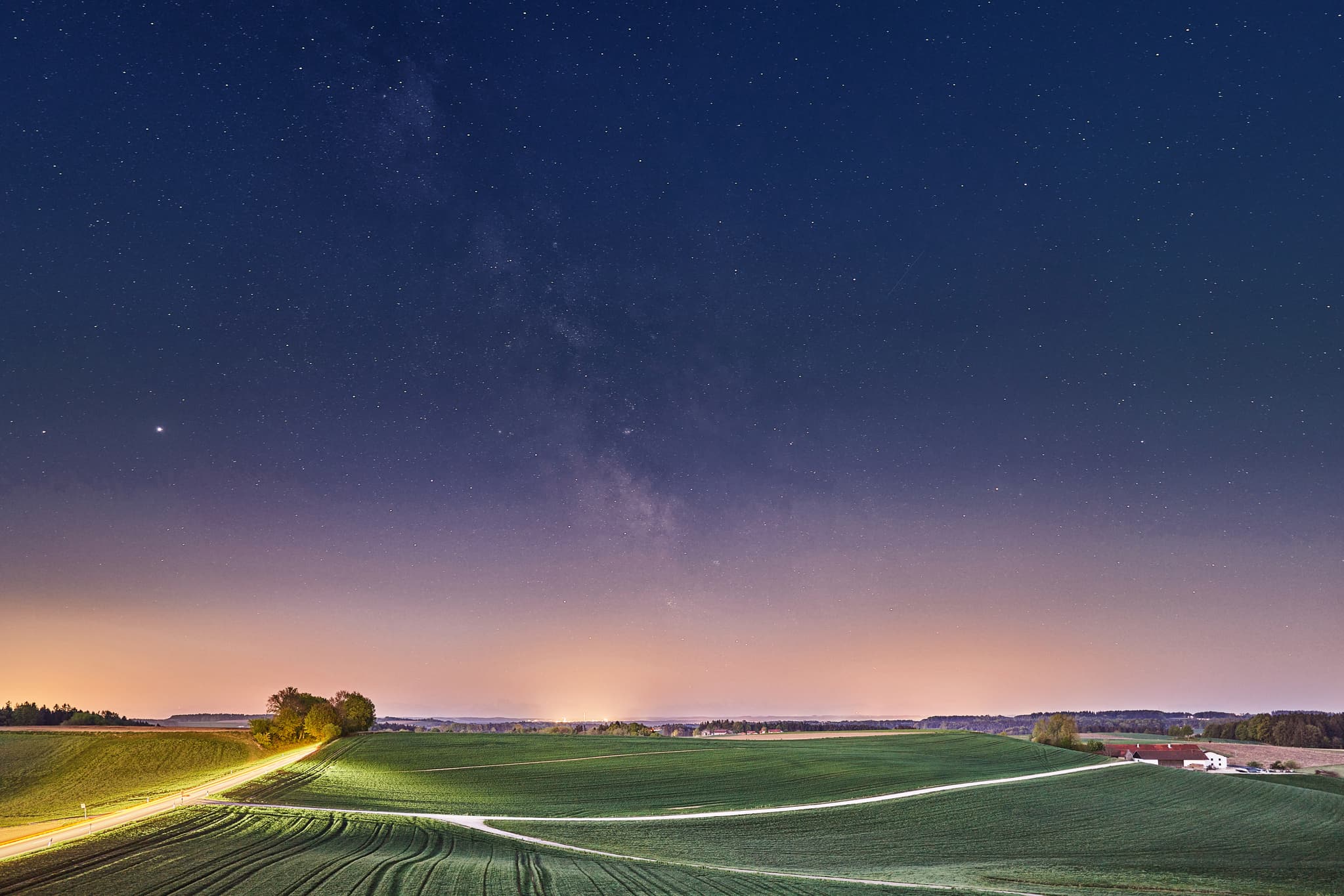 Landschaft mit Milchstraße am Wasserspeicher Hoheneck nahe Reischach im Landkreis Altötting, Oberbayern. Blick auf die Region Inn-Salzach, Deutschland.