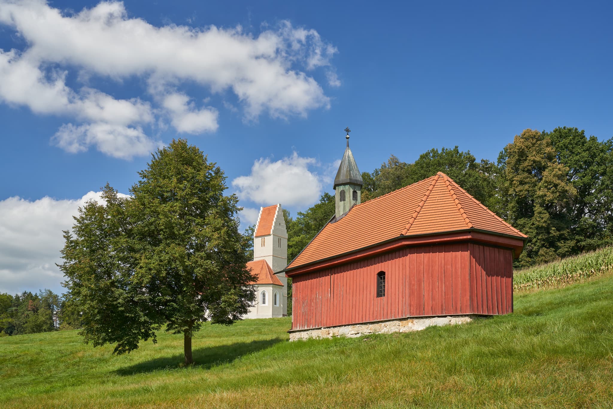 Sigrün Kirche und Corona Kapelle in Pleiskirchen, Altötting, Oberbayern, Inn-Salzach, Bayern, Deutschland. Historische Kirchengebäude in ländlicher Umgebung.