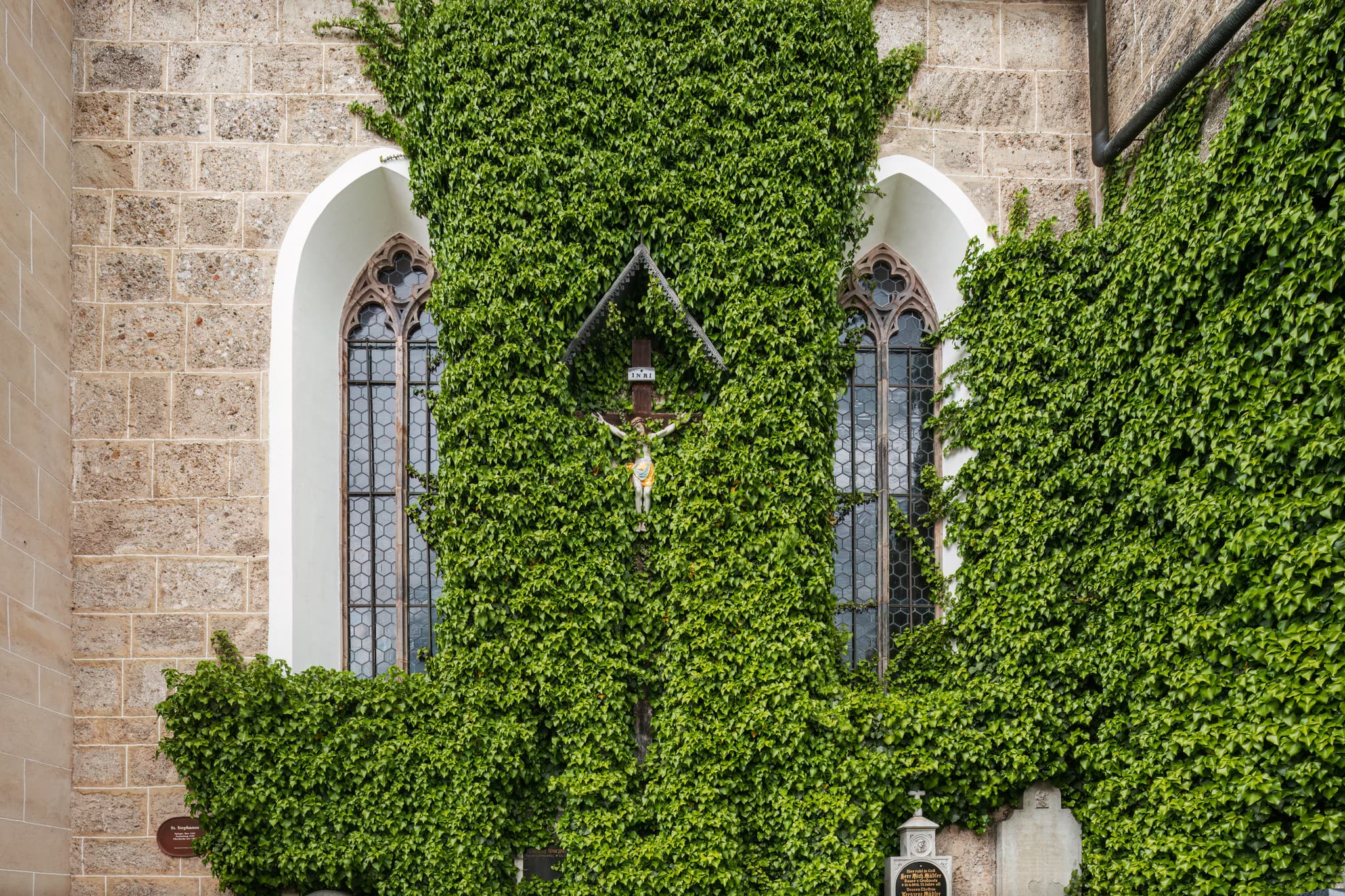 Fassade Pfarrkirche St. Staphan mit Kreuz, Mauerberg, Gemeinde Garching, Landkreis Altötting, Oberbayern, Bayern, Deutschland