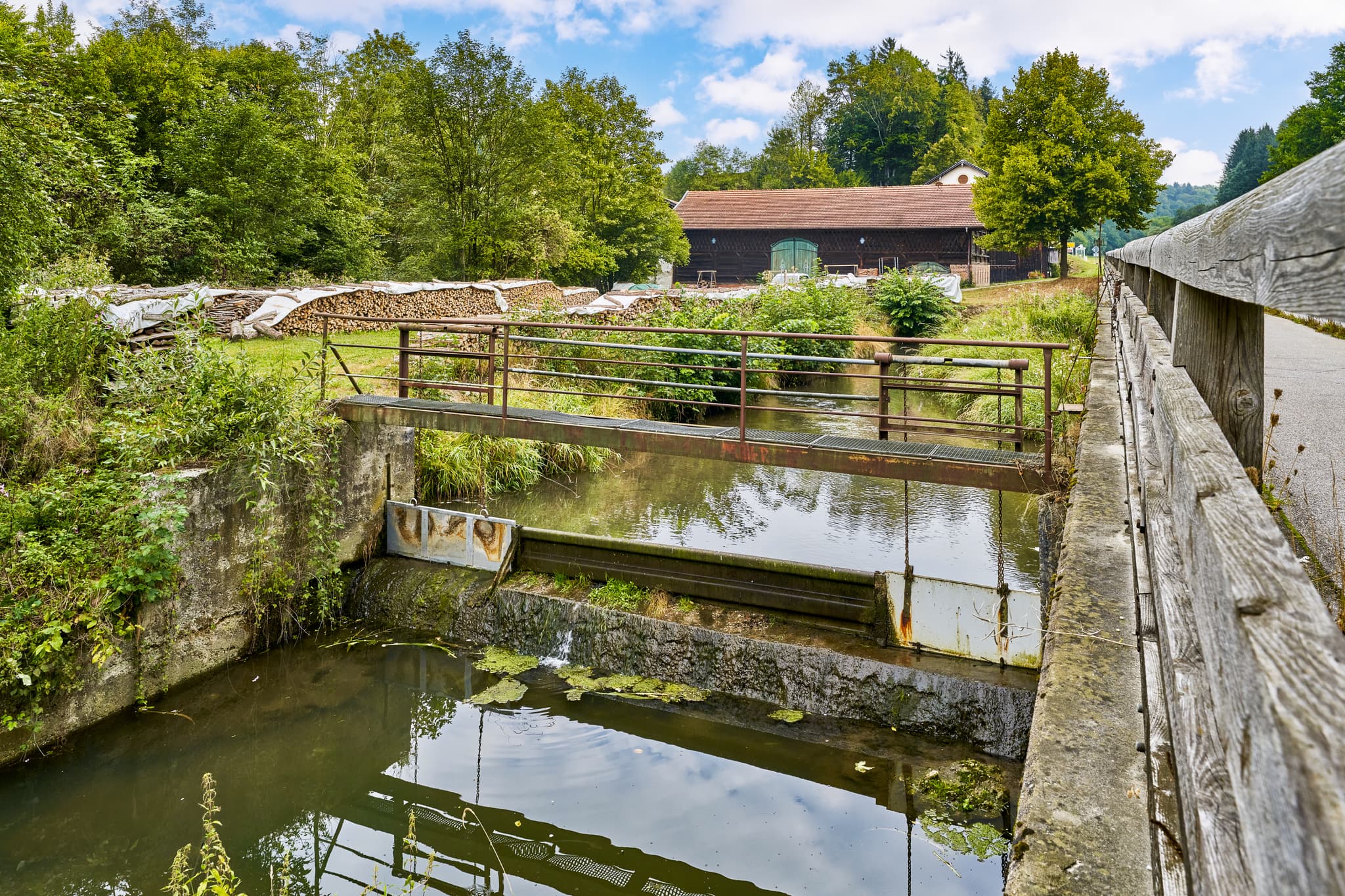 Stauanlage am Reischachbach bei Hochmühle in Reischach, Landkreis Altötting, Oberbayern, Inn-Salzach, die Stauanlage dient zur Regulierung des Wasserflusses.