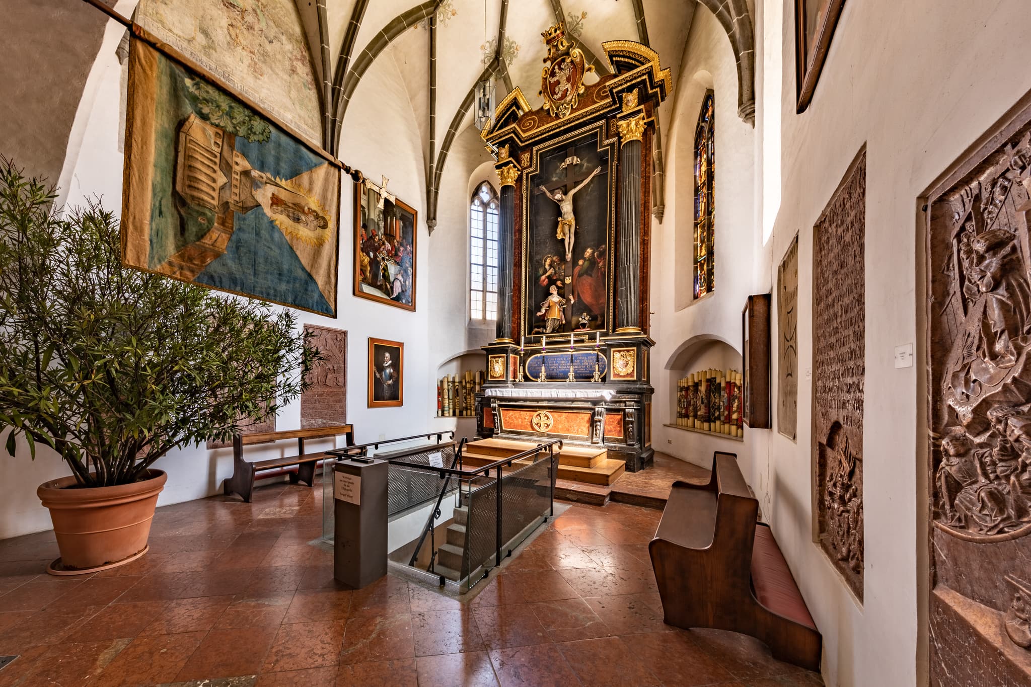 Zugang zur Tilly-Gruft in der Stiftskirche Altötting, Kreuzgang, Kapelle mit Treppe zur Gruft, am Kapellplatz, Inn-Salzach.
