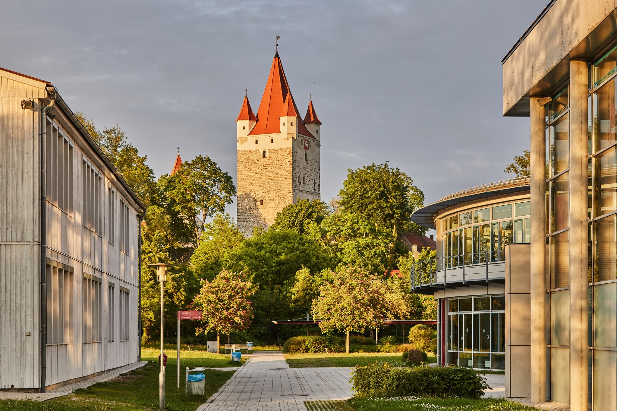 Historischer Schlossturm in Haag, Mühldorf am Inn, Oberbayern. Markanter Burgturm inmitten von Natur und Gebäuden, gelegen im Inn-Salzach-Gebiet, Deutschland.