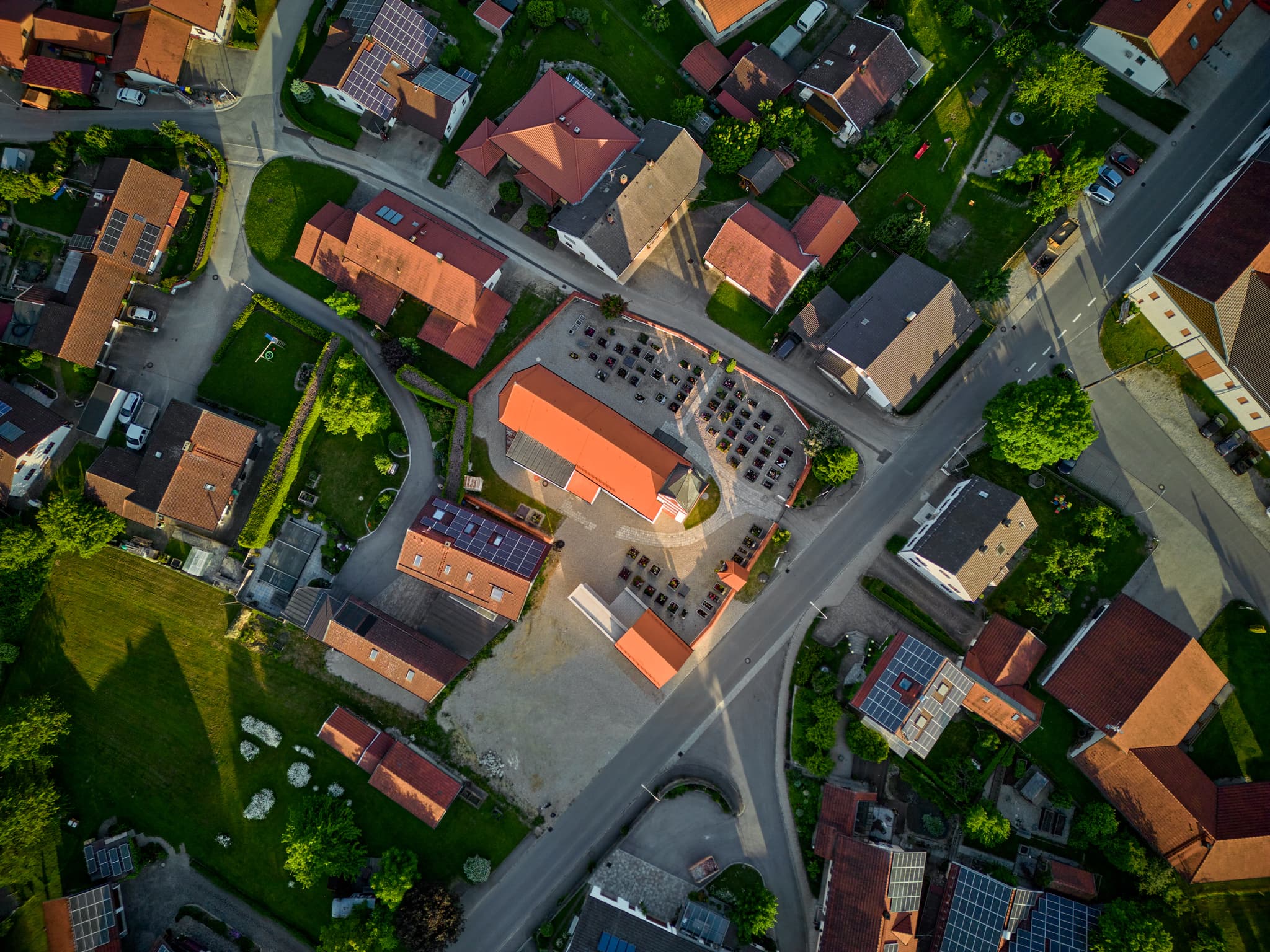 Luftbild von Arbing, Reischach, Landkreis Altötting, Oberbayern, Deutschland. Es zeigt die Pfarrkirche St. Georg inmitten der Bebauung der Region Inn-Salzach.