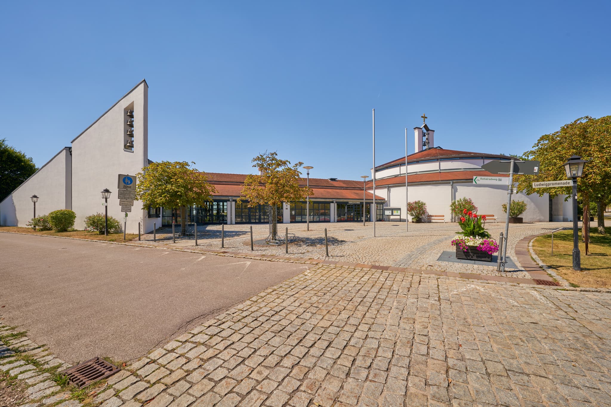 Die Therme Emmauskirche und das Ökumenische Zentrum in Bad Griesbach im Landkreis Passau, Niederbayern. Ein modernes Kirchengebäude im Herzen des Bäderdreiecks.