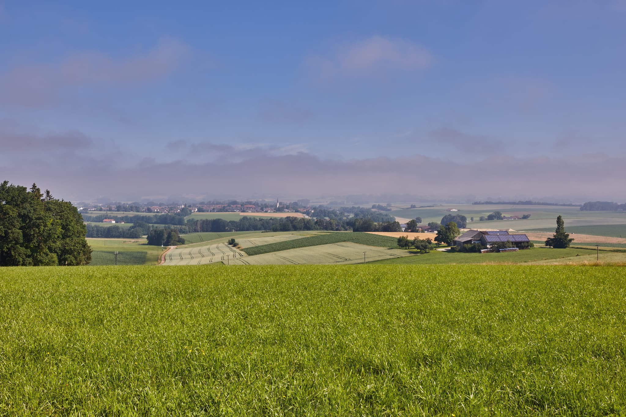 Landschaftsaufnahme von Glatzberg Aussicht in Heldenstein, Mühldorf am Inn, Oberbayern. Felder und Bäume prägen die Inn-Salzach Region in Deutschland.