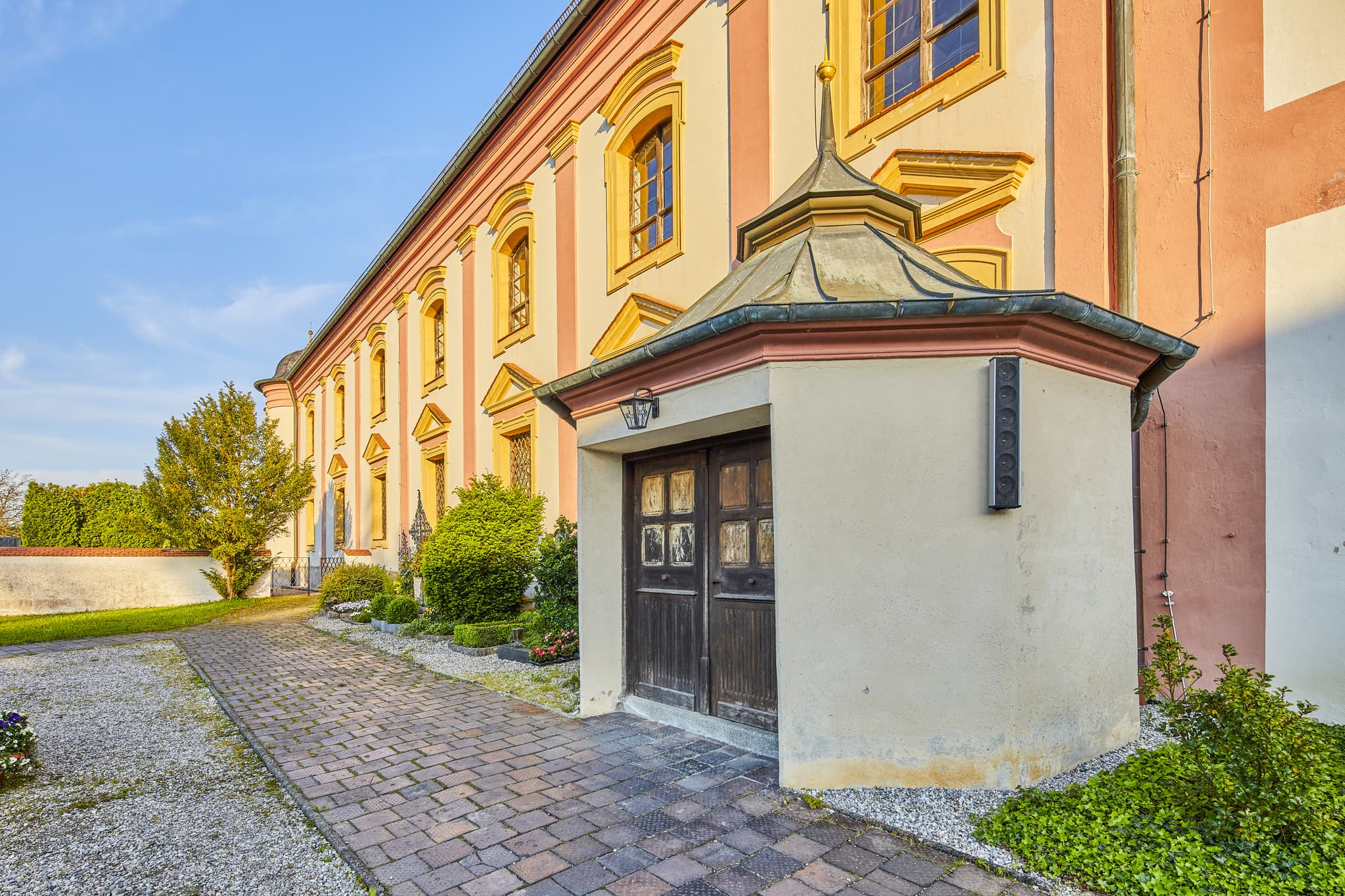 Kloster Au Außenansicht der Kirche bei Gars am Inn, Mühldorf am Inn, Oberbayern, Deutschland. Barockes Klostergebäude prägt die Inn-Salzach Region.