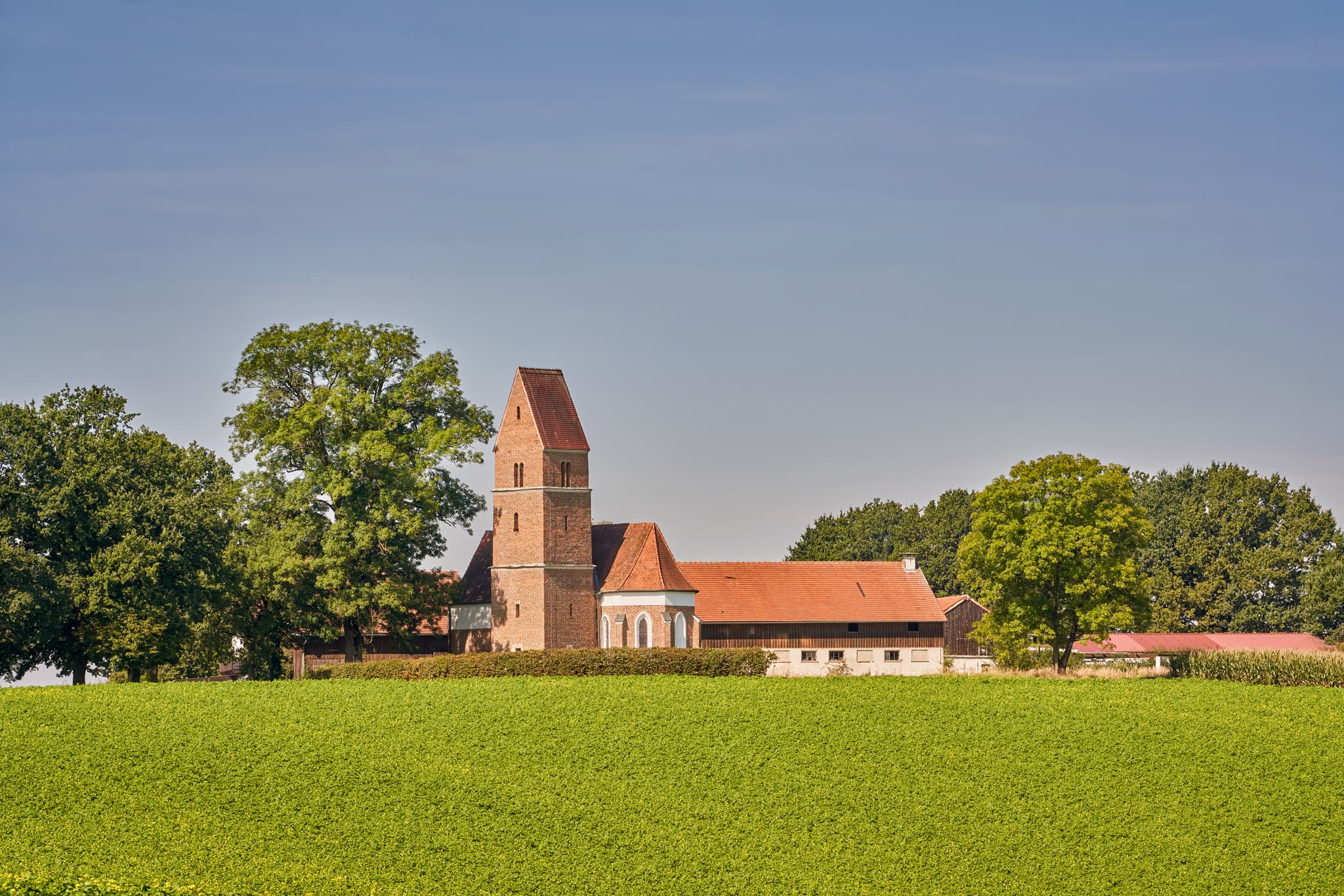 Filialkirche St. Leonhard in Eichhornseck, Tann, Landkreis Rottal-Inn, Niederbayern. Historisches Bauwerk im ländlichen Holzland, Deutschland.