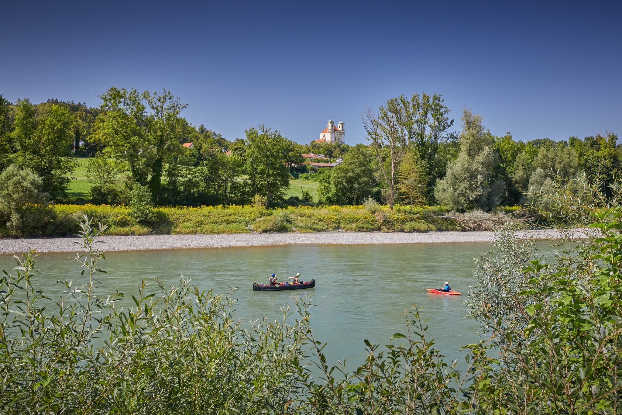 Boote auf der Salzach bei Marienberg, Burghausen. Im Hintergrund die Wallfahrtskirche Marienberg. Idyllische Flusslandschaft im Landkreis Altötting