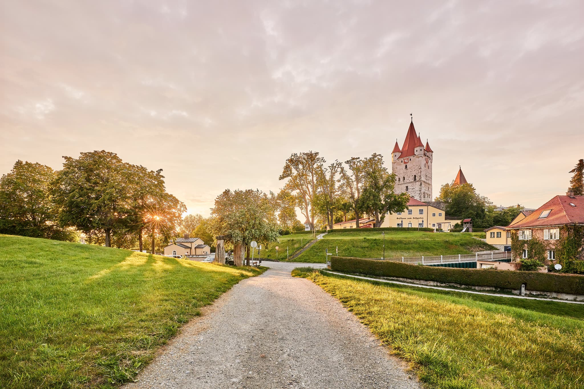 Der historische Schlossturm in Haag, Landkreis Mühldorf am Inn, Oberbayern, Deutschland, ist ein markantes Wahrzeichen der Region Inn-Salzach.