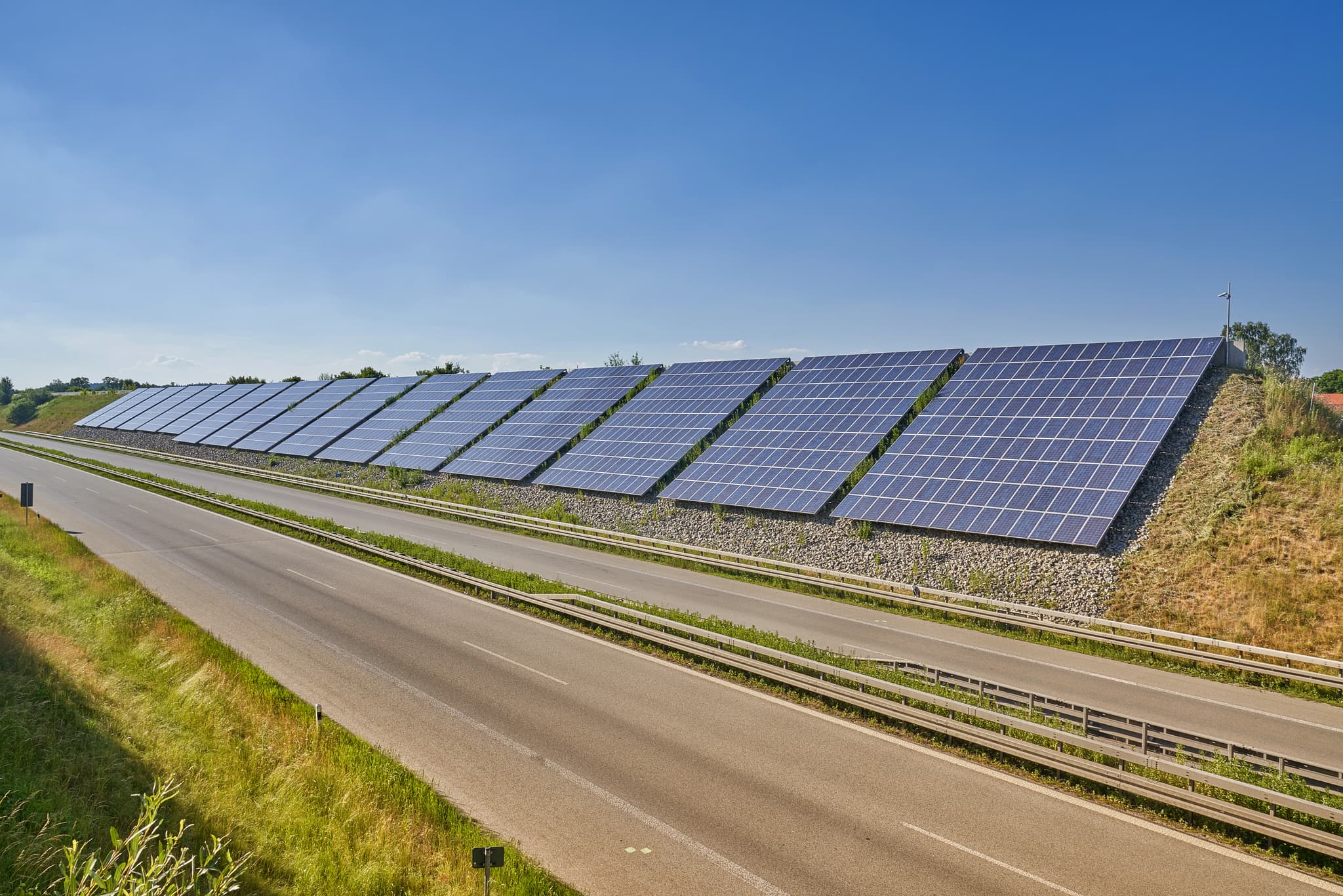 PV Anlage an der A94 in Töging, Altötting, Oberbayern. Entdecke die Region Inn-Salzach in Deutschland. Ideal für erneuerbare Energien und nachhaltige Projekte.