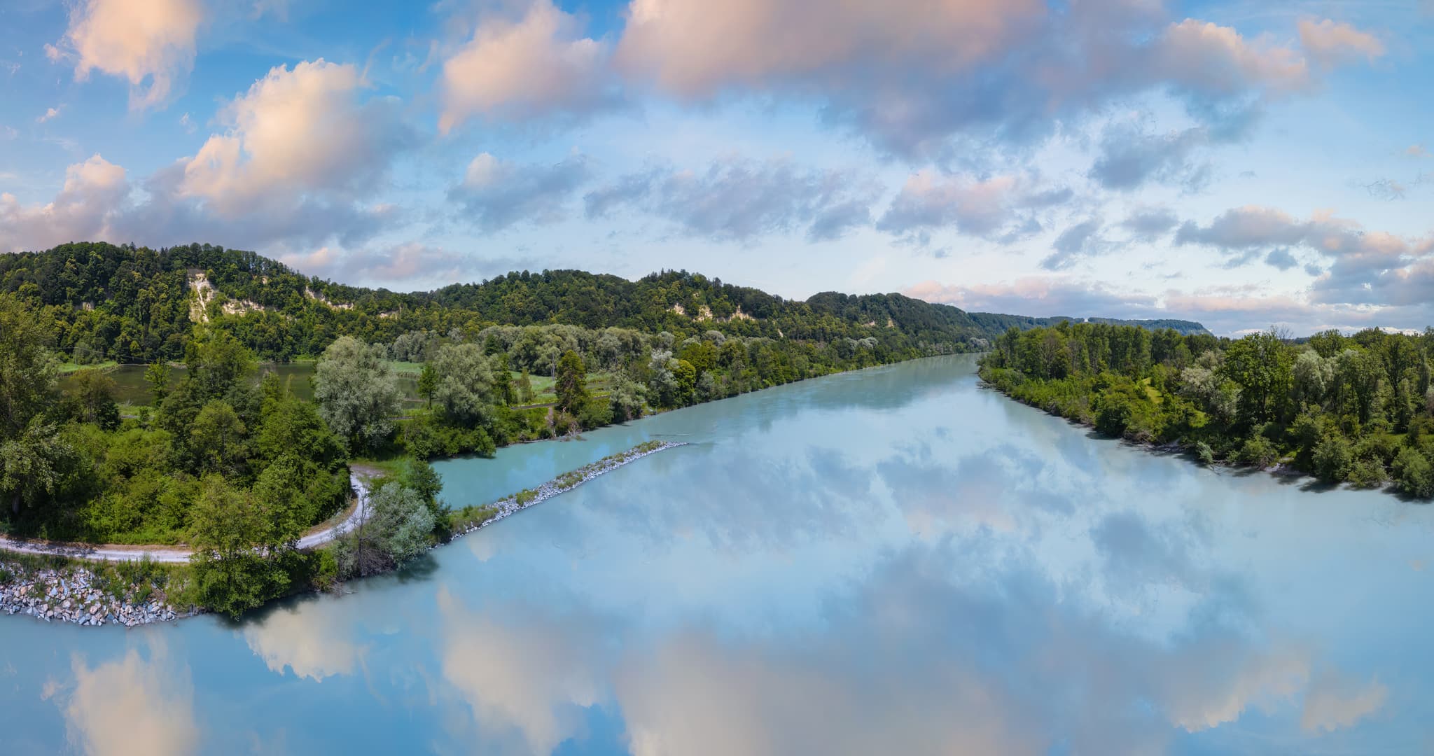 Luftbildaufnahme des Inn Radwegs bei Marktl am Inn in Oberbayern, Region Inn-Salzach, Deutschland. Das Bild zeigt den Fluss Inn mit seiner Uferlandschaft.